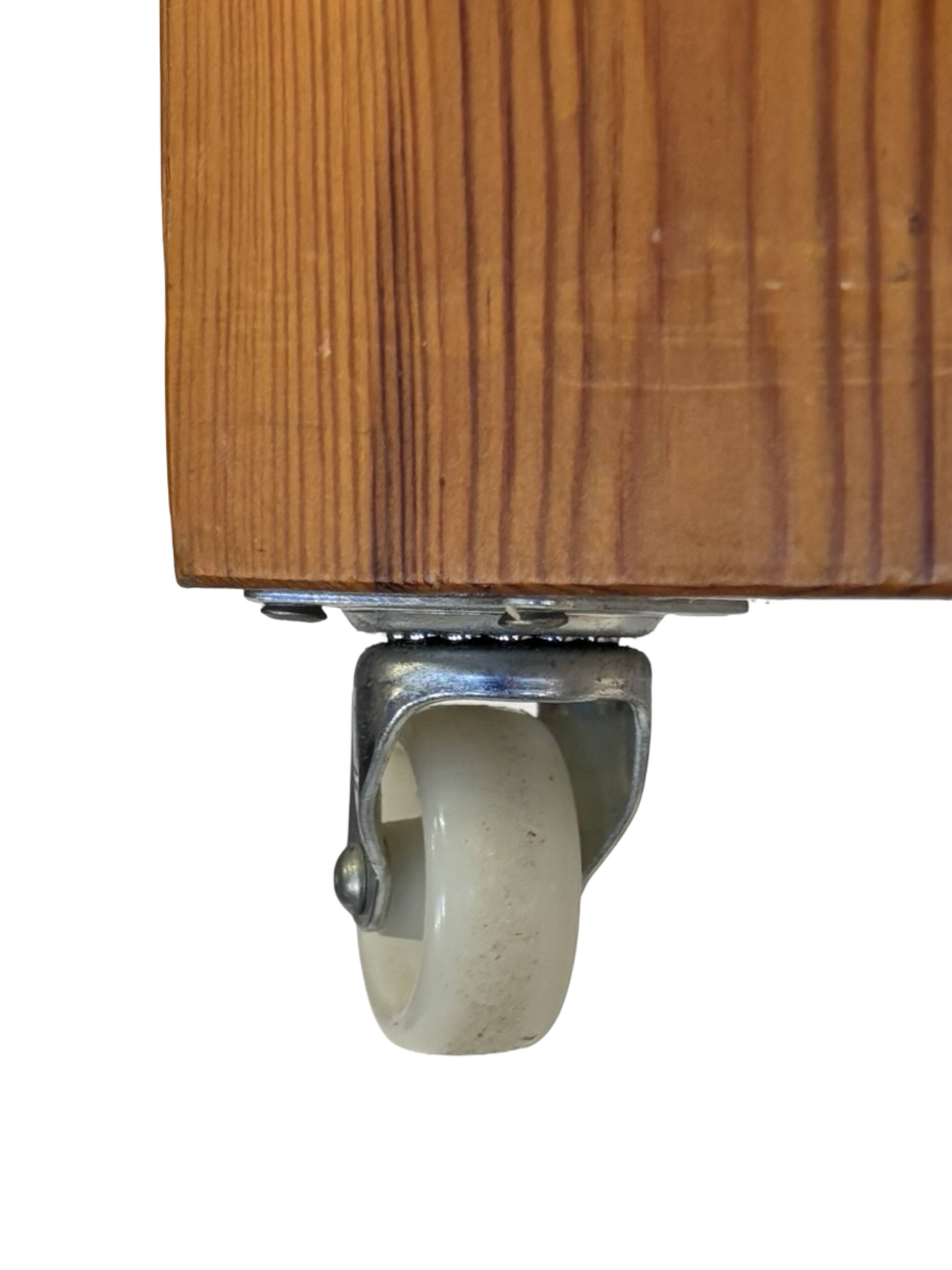 Vintage pinewood stool side table with compartment 70s design