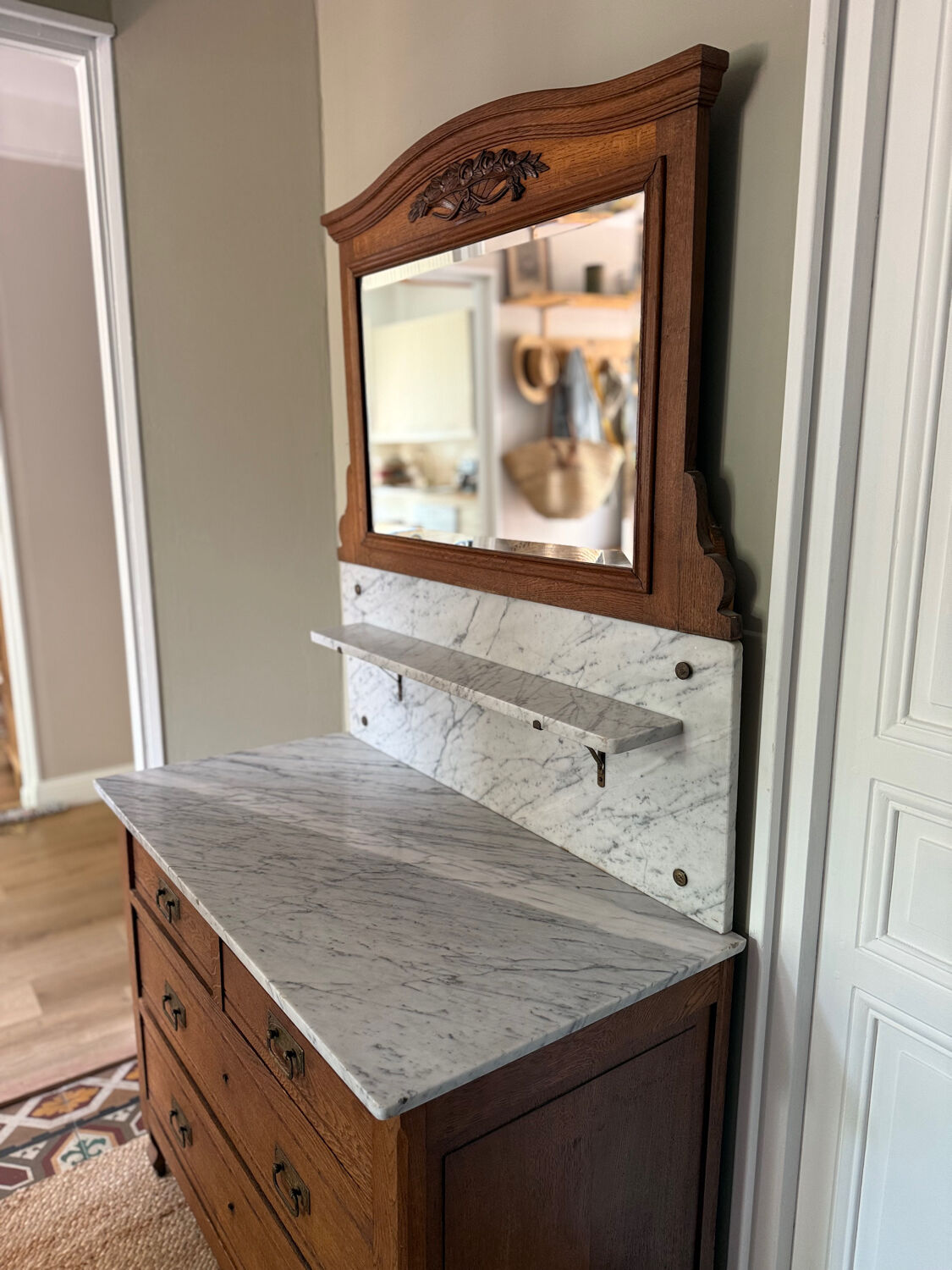 Commode de toilette ancienne, marbre blanc et miroir biseauté