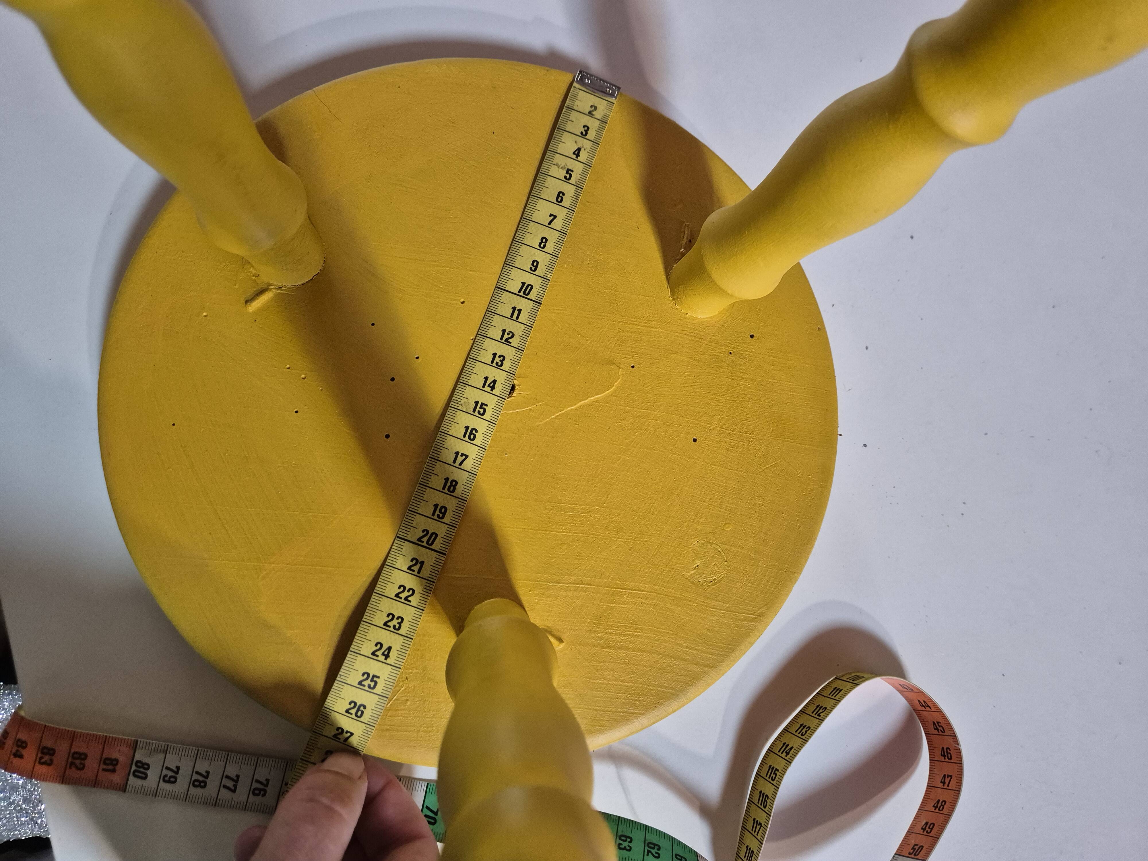 Tabouret tripode vintage en bois tourné jaune