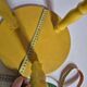 Tabouret tripode vintage en bois tourné jaune