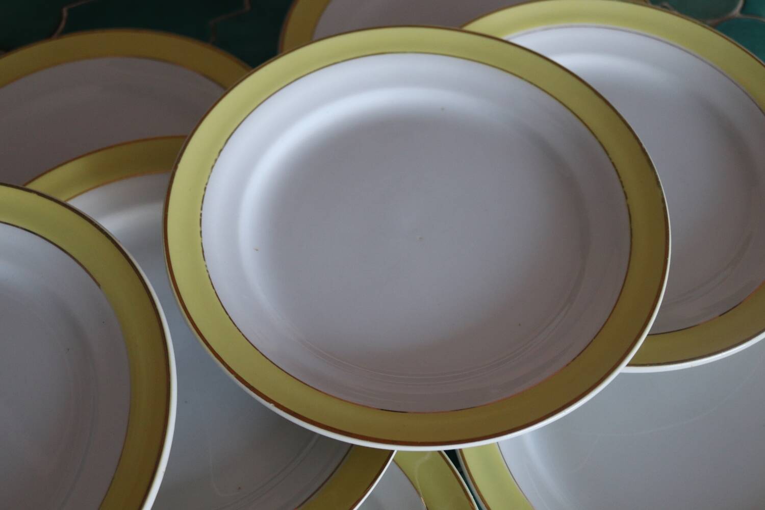 11 assiettes jaune KG Lunéville france
