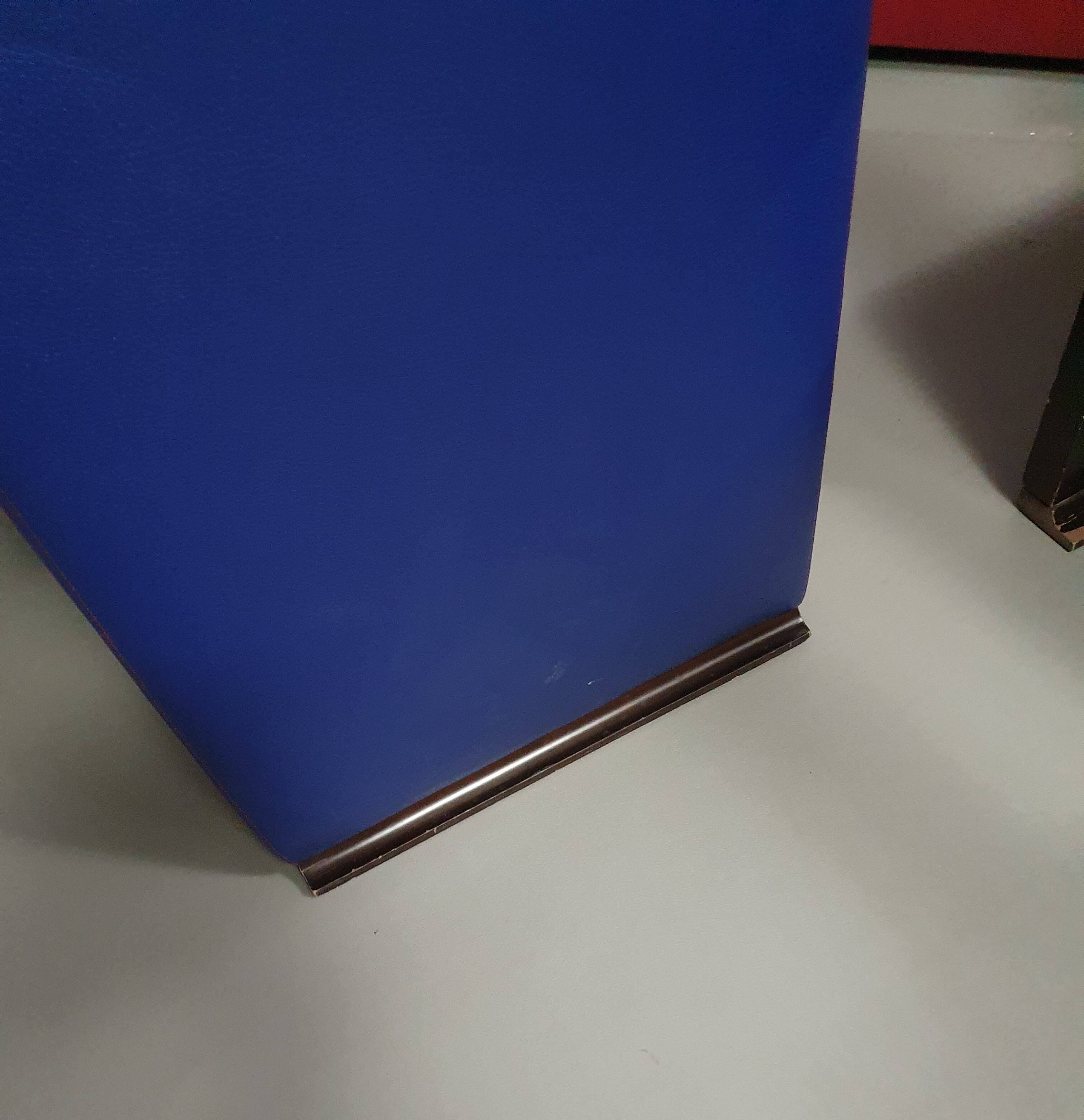 4 x Vintage Ying lounge chairs / fauteuils van Hugues Chevalier,'90. 3 x blue / 1 x red leather