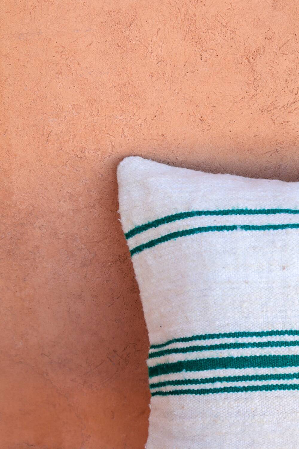 Coussin rayé blanc et vert en laine fait-main