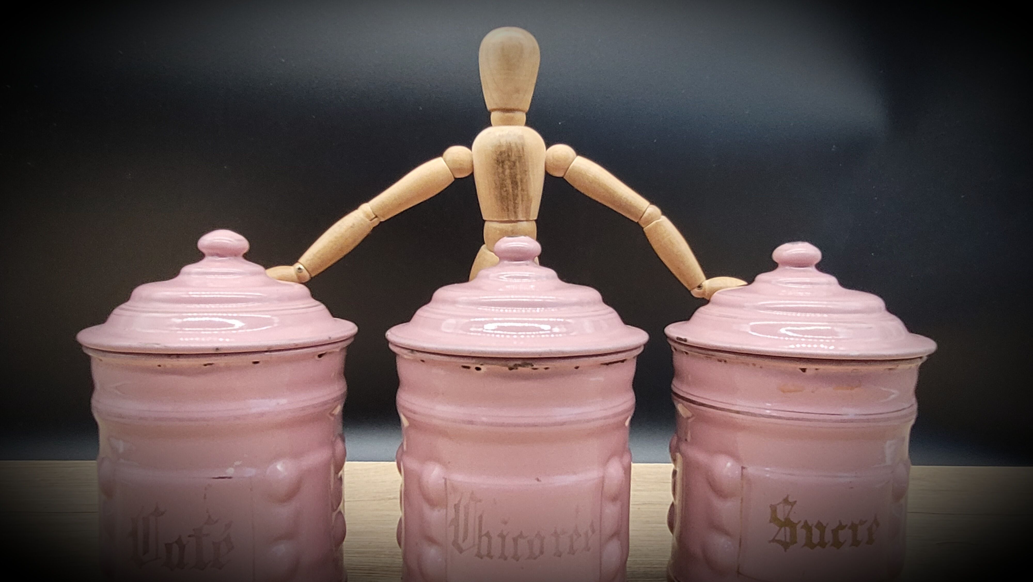 Trio pink enamelled pots