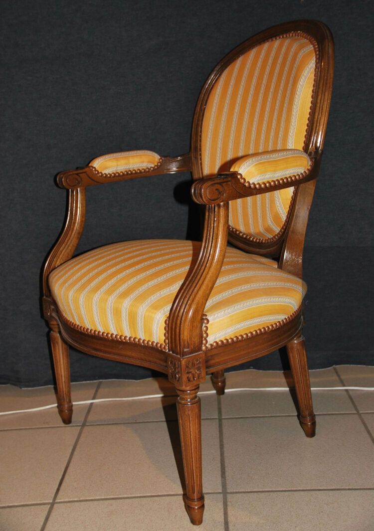 Fauteuil cabriolet médaillon de style Louis XVI