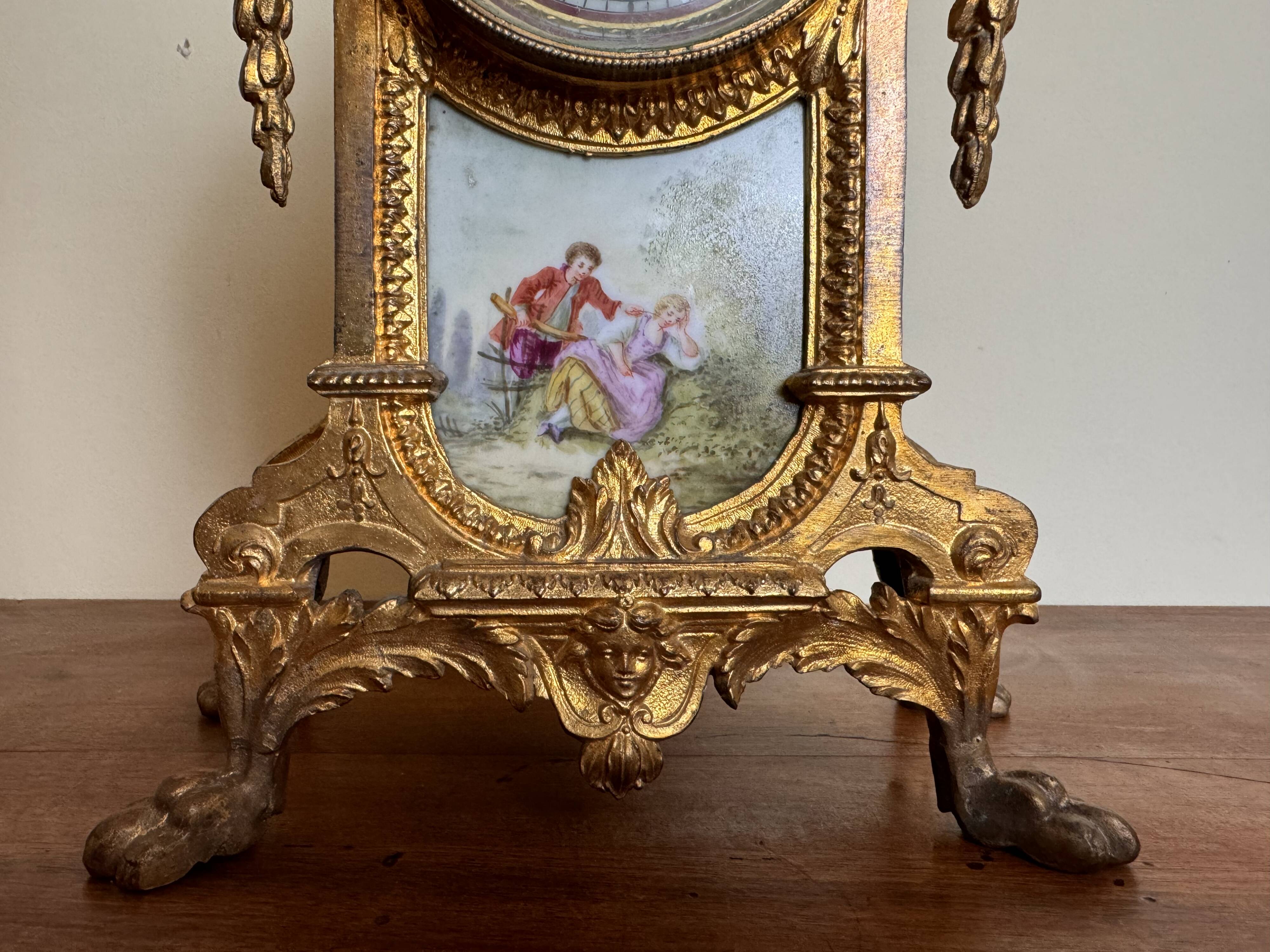 Napoleon III clock in gilded bronze and porcelain plates decorated and painted by hand