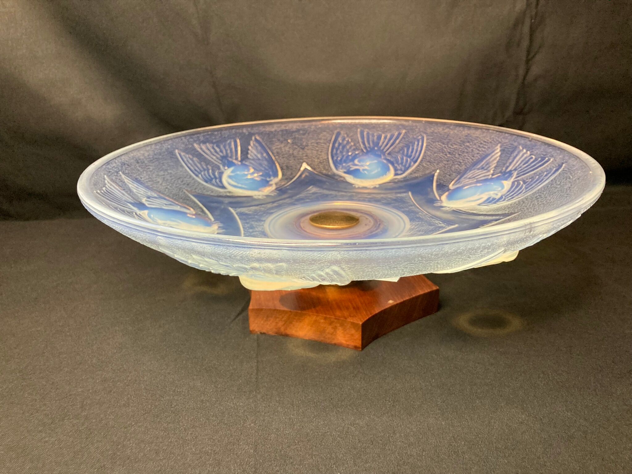 Art Deco bird bowl in opalescent glass, signed circa 1930