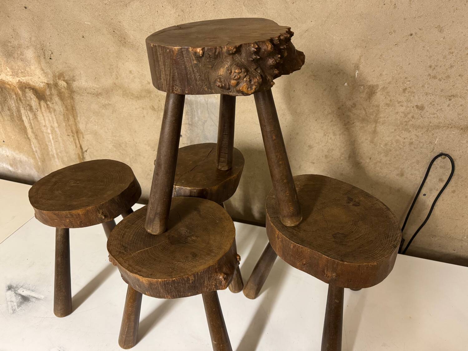 Tripodes Brutalistes lot de 5 (tabourets)
