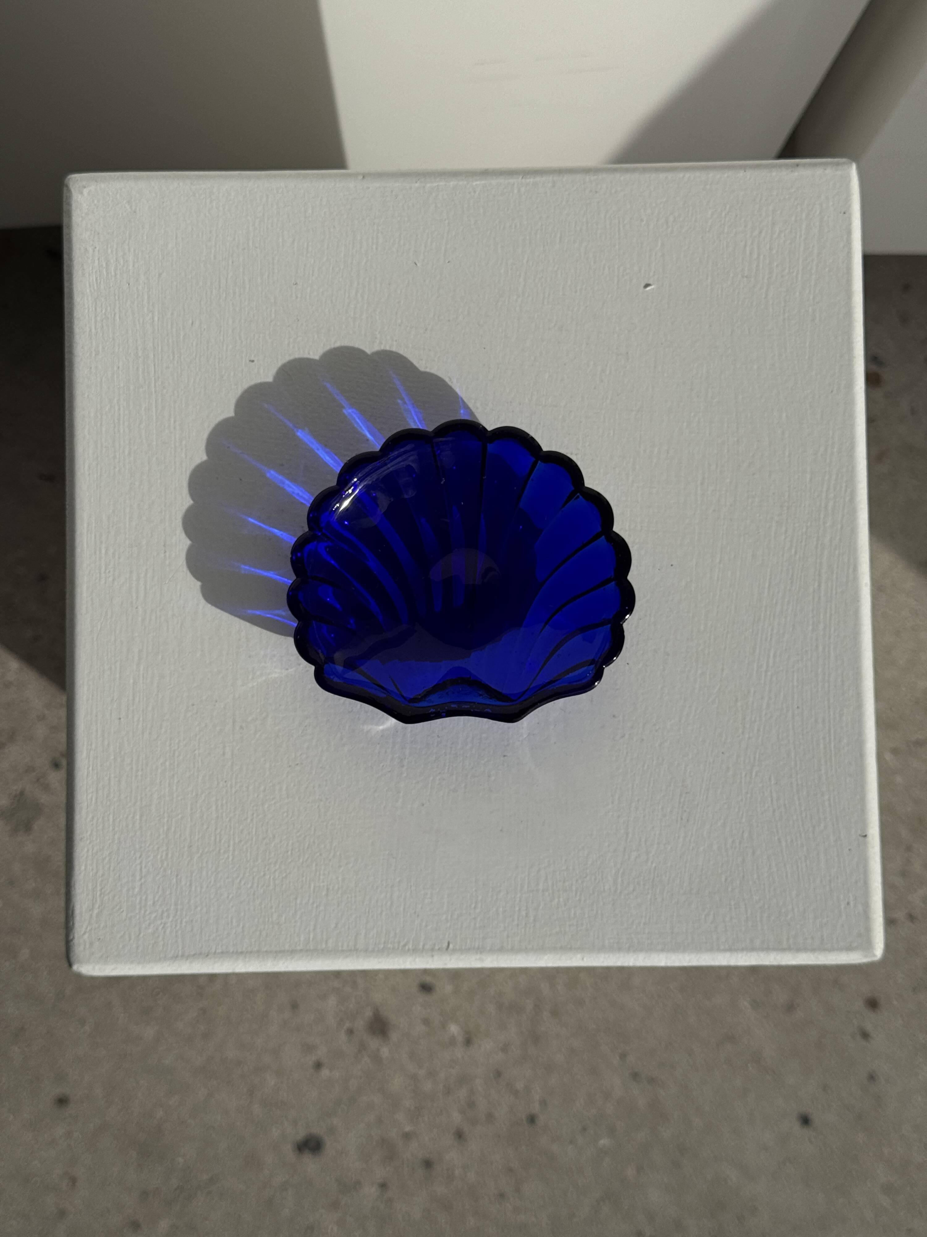 Coupelle coquille en verre bleu D10