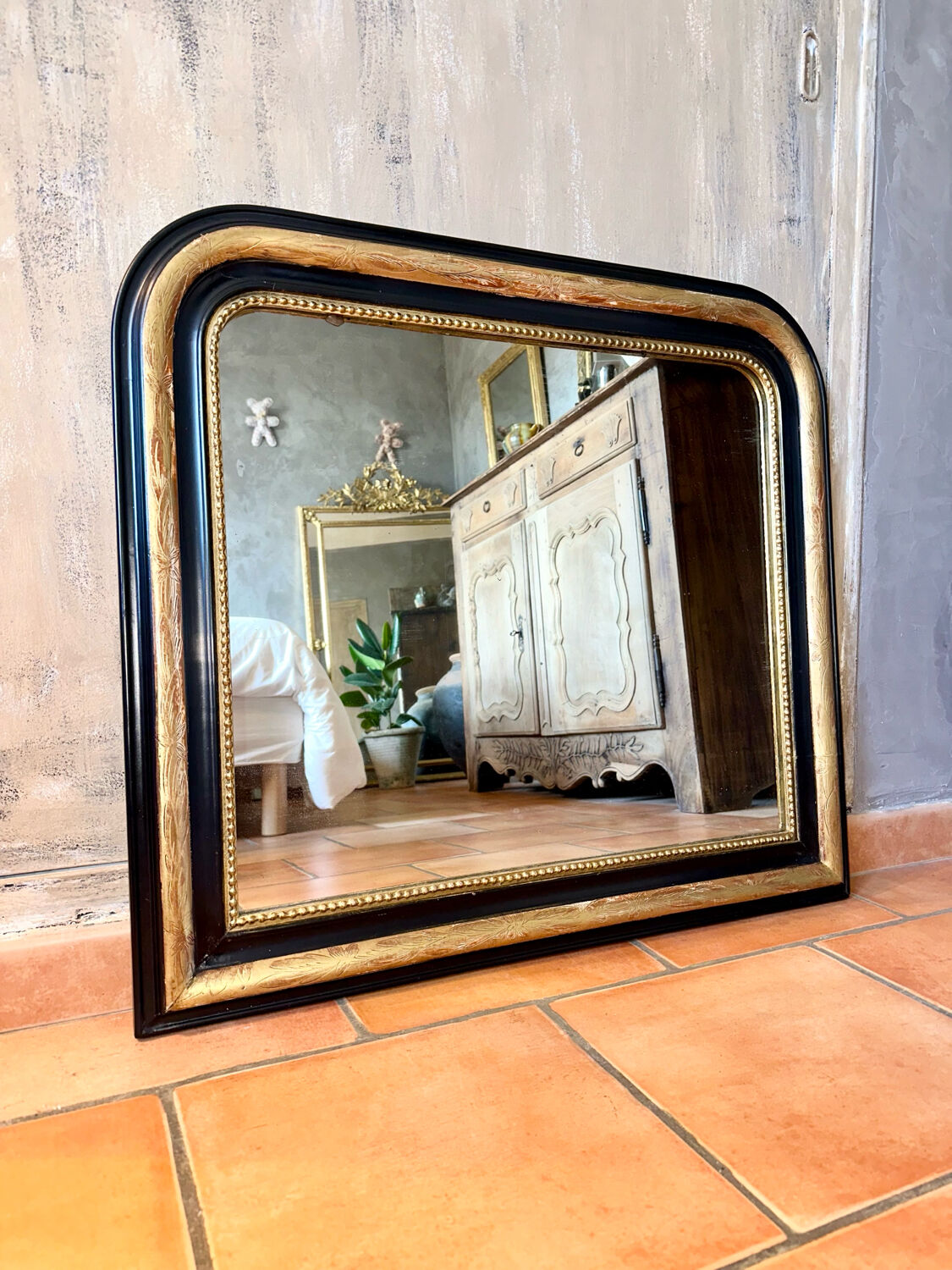 Antique gilded Louis-Philippe mirror, 19th century.