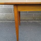 Extendable table in teak