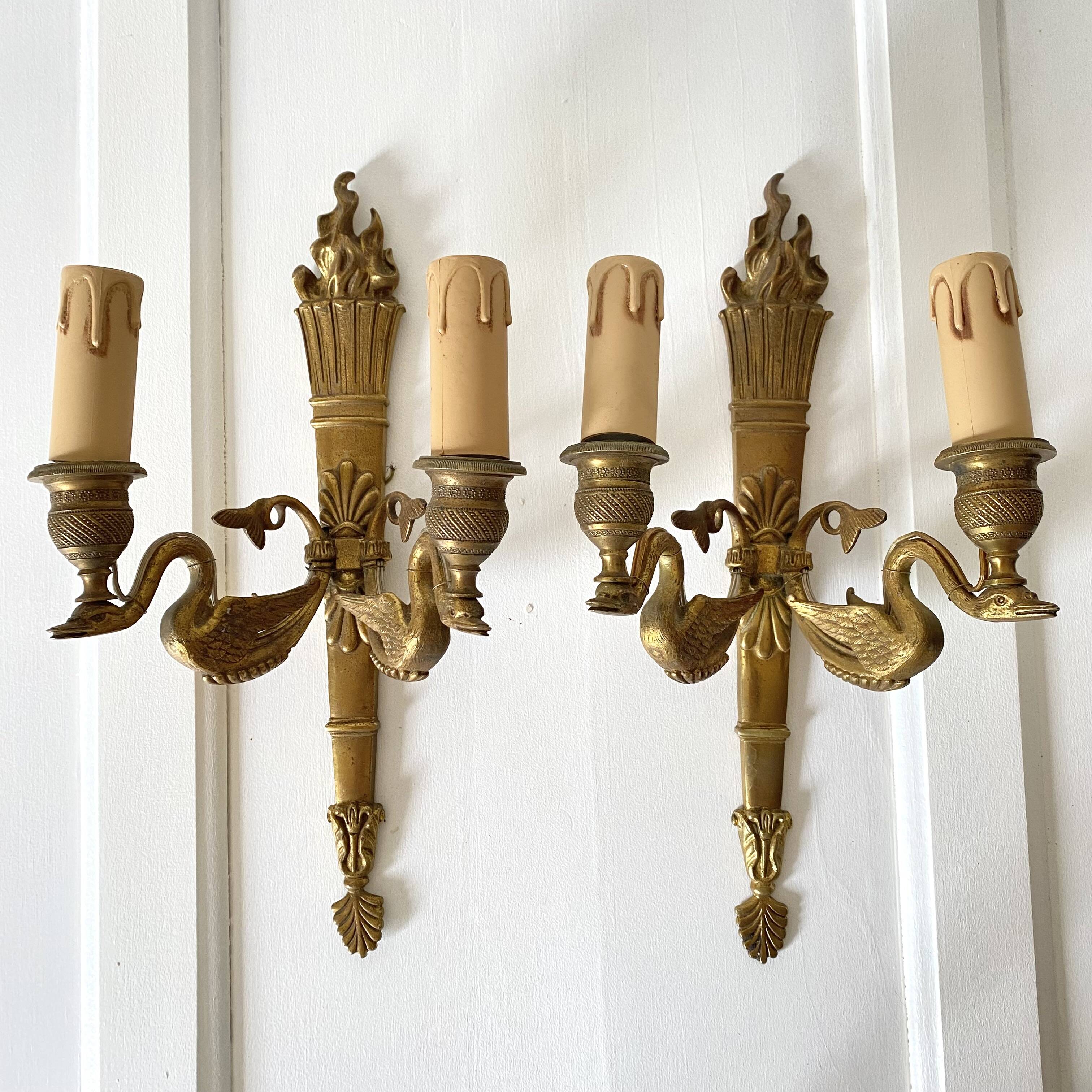 Paire d'appliques doubles en laiton style louis XVI décor de cygnes