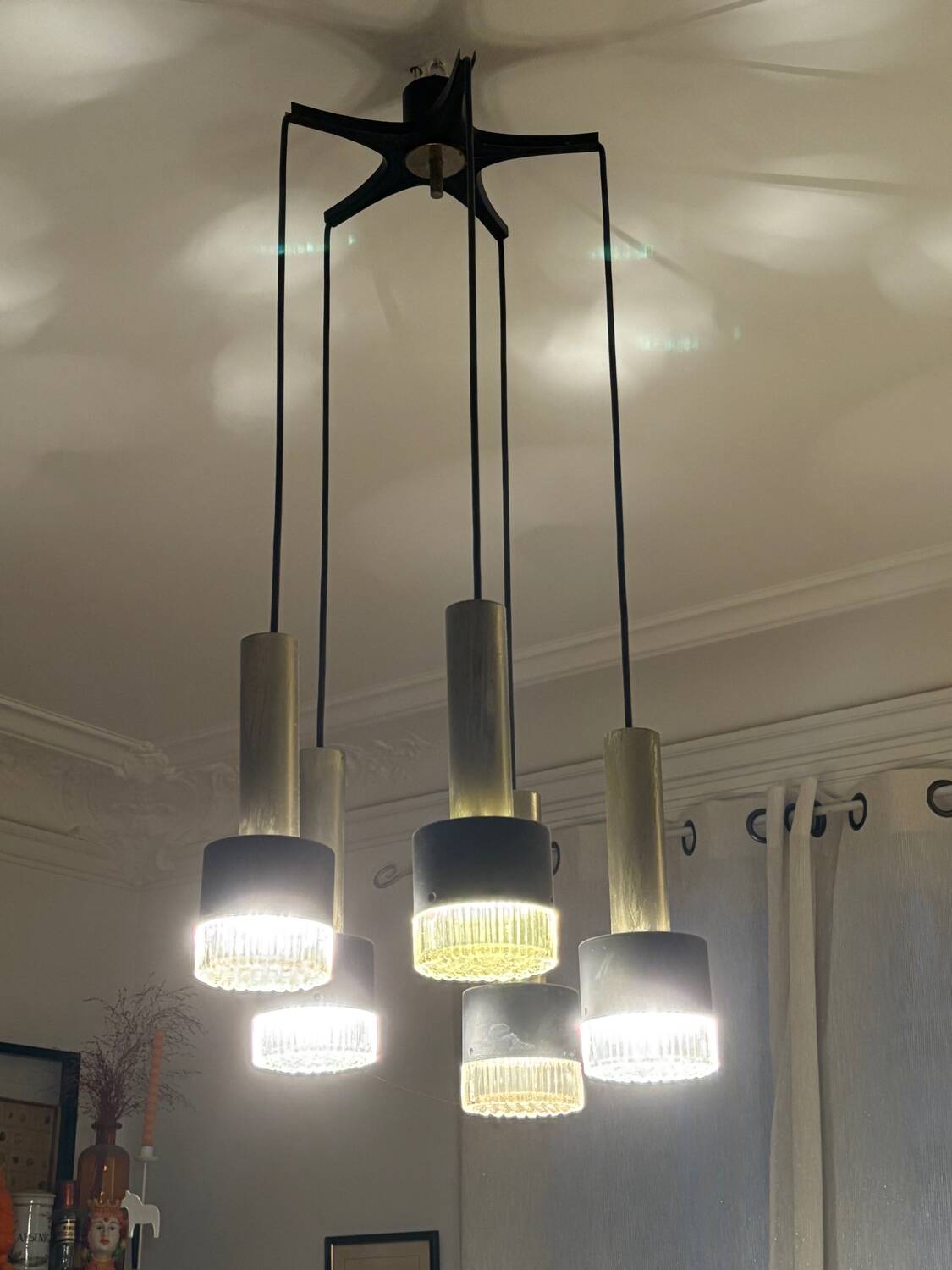 Vintage cascading chandelier from the 60s-70s in black metal and brass