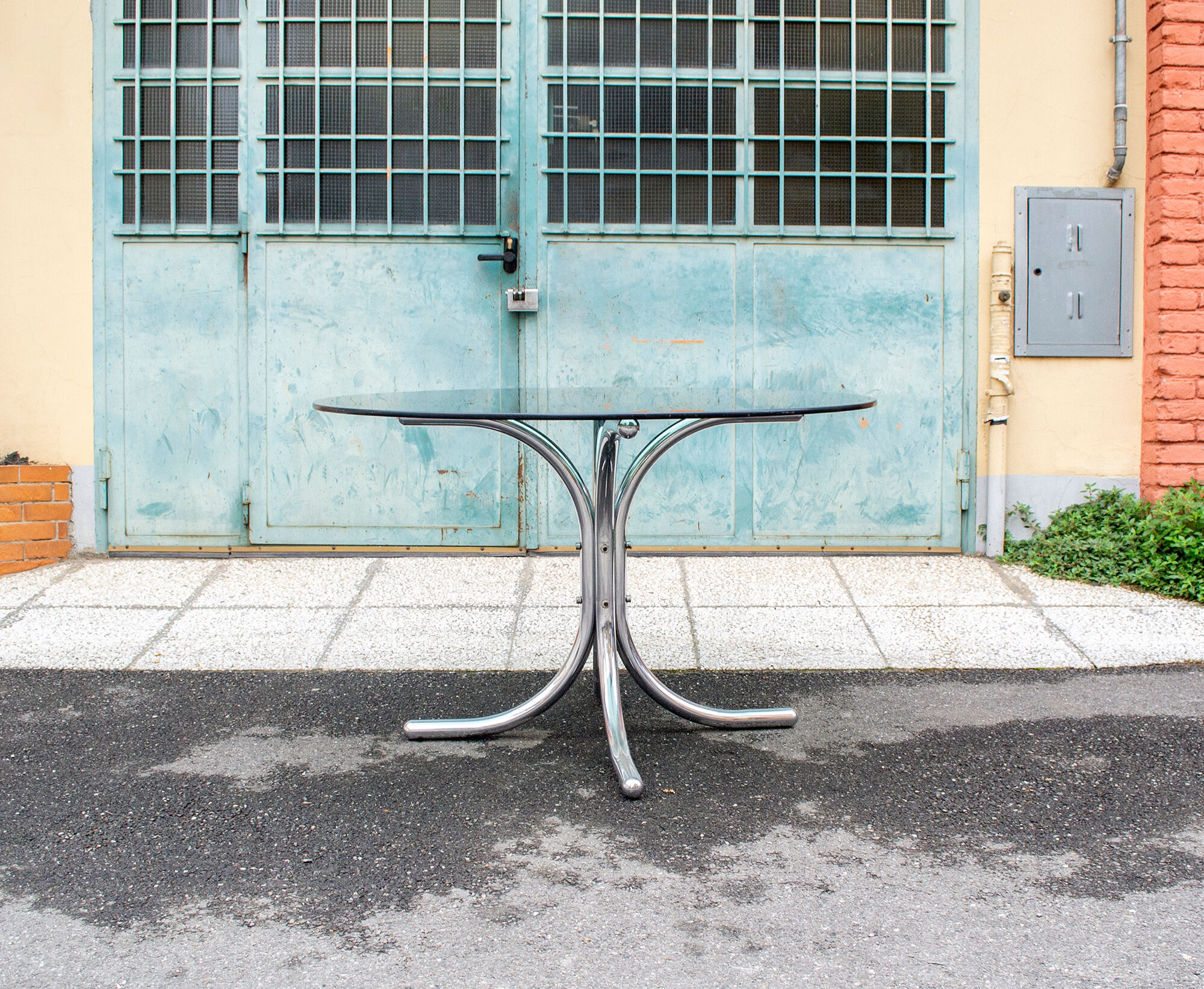 Round table in chromed metal and glass Italia Anni '60