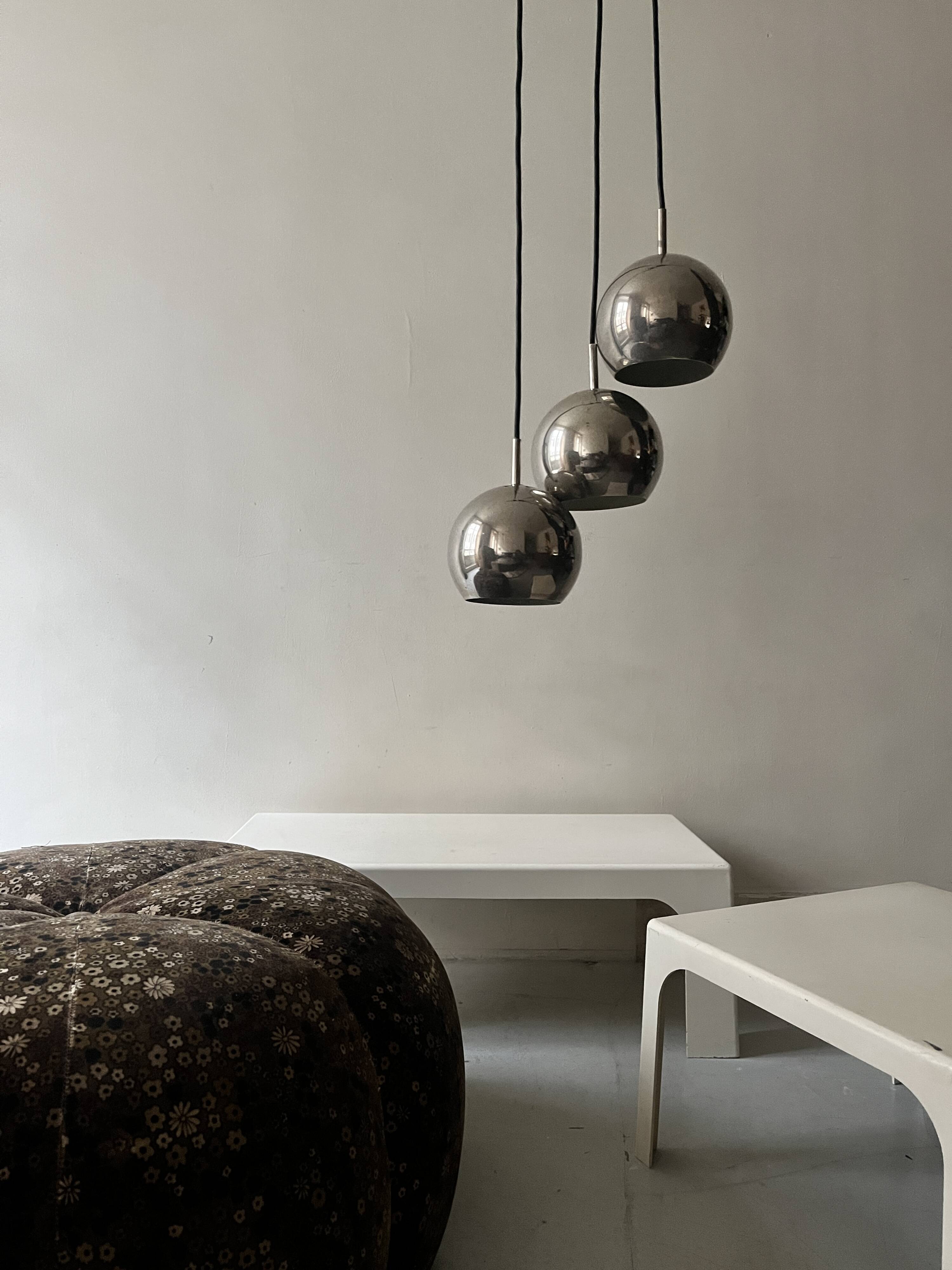 Short velvet pouf with liberty flowers, Ligne Roset 1970