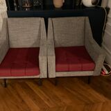 Deux fauteuils gris et rouge