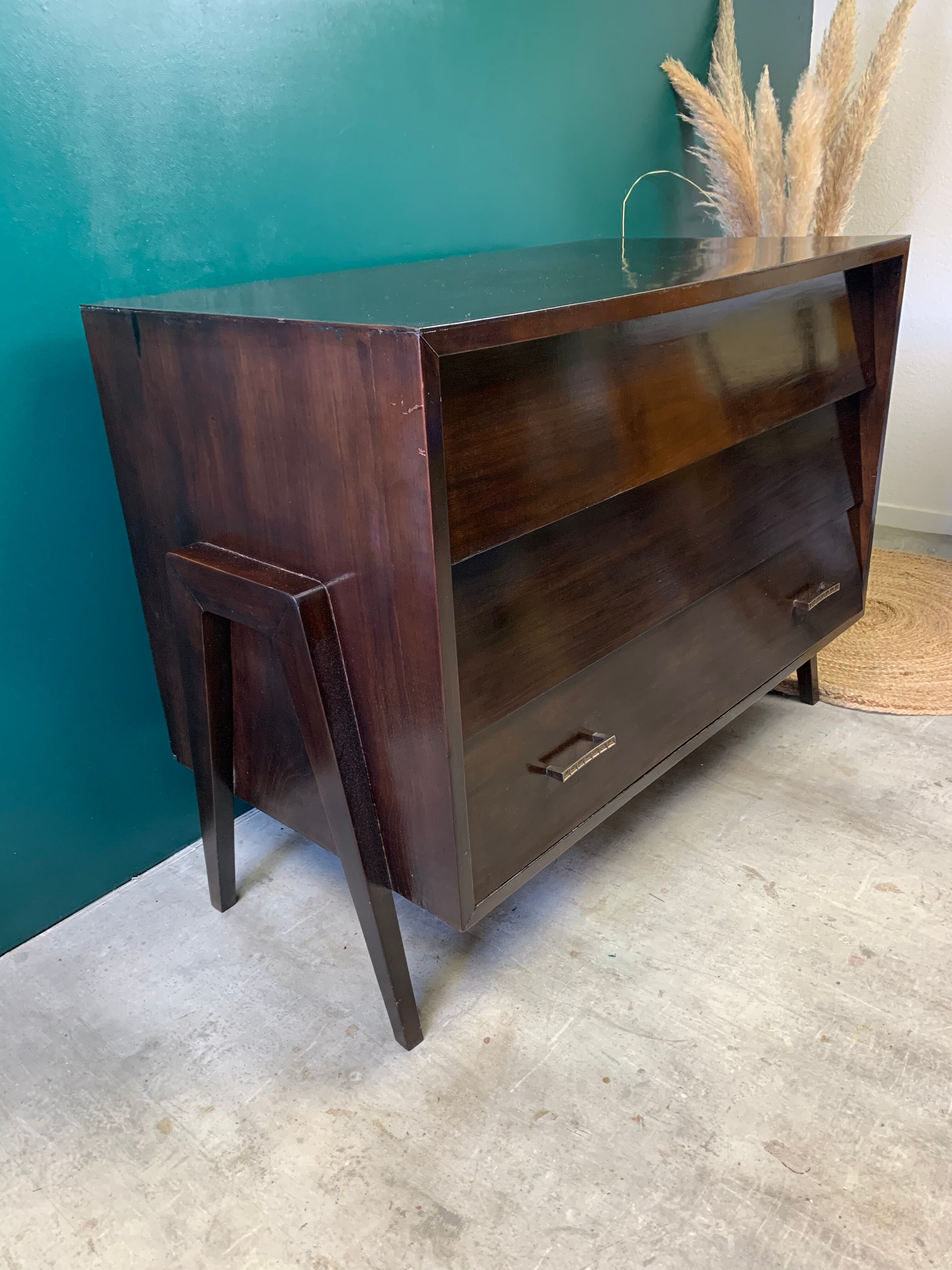 Chest of drawers at the compass base