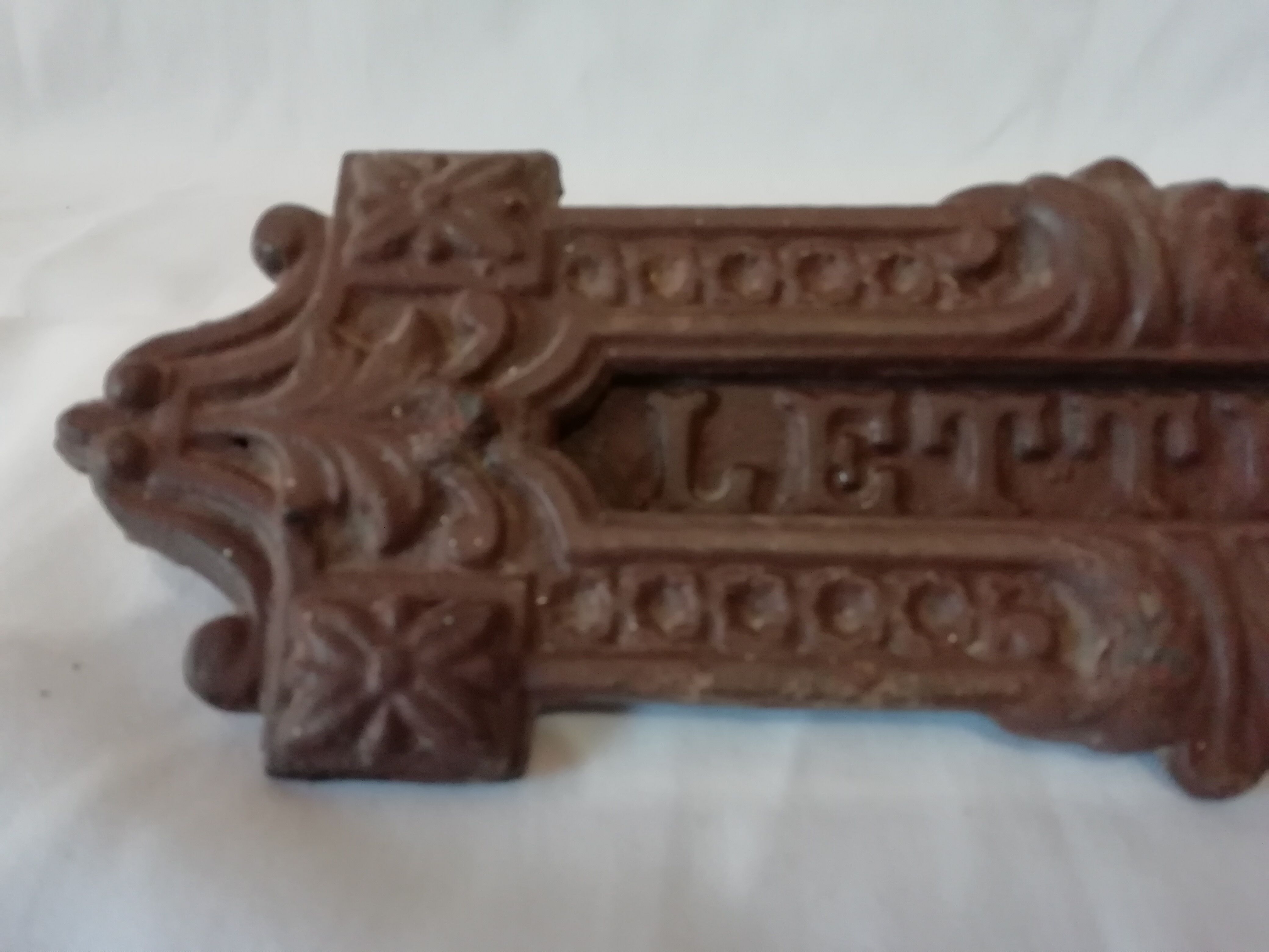 Cast-iron mailbox façade with fastening