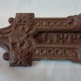 Cast-iron mailbox façade with fastening