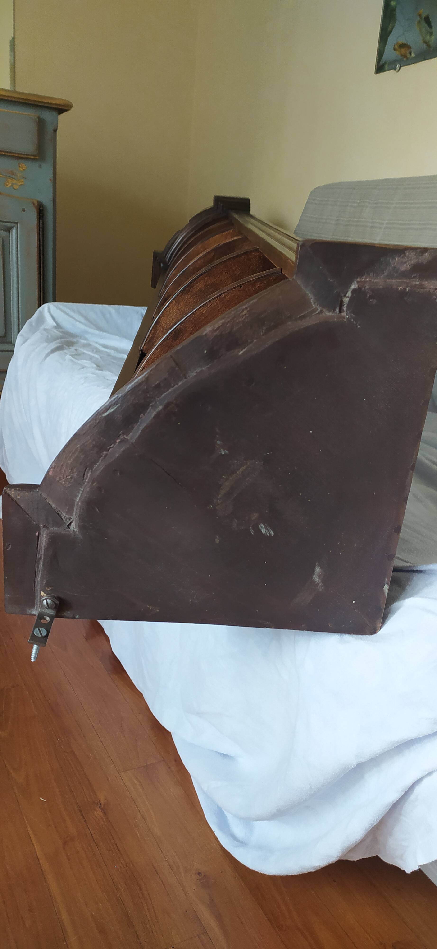 Wooden corner unit 220 cm high, 40 cm wide and 27 cm deep.