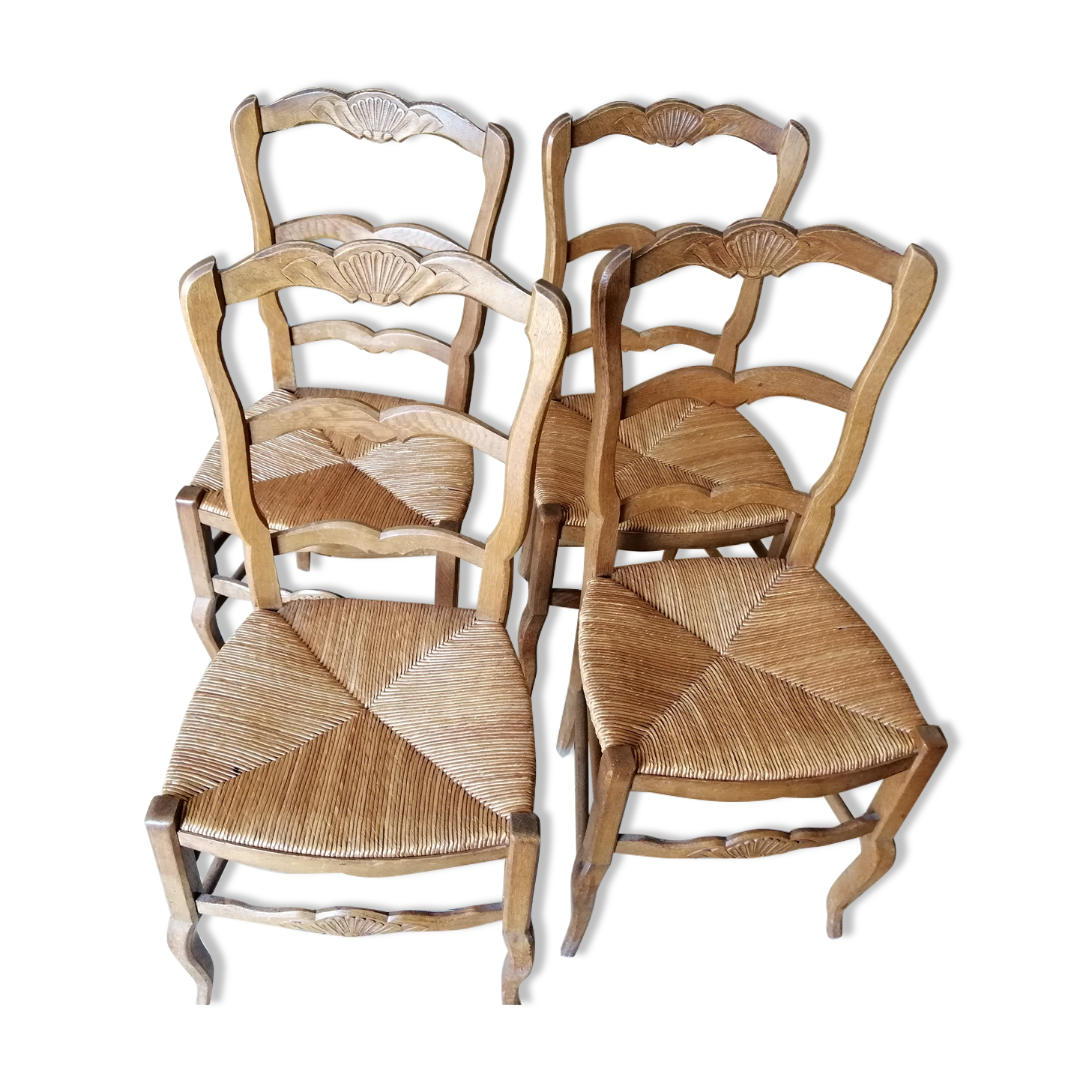 chaises en bois et assise paillée