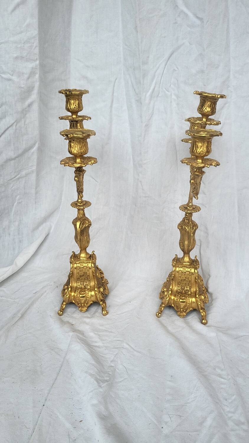 Paire de candélabres anciens en régule doré – style Louis XV – 41 cm