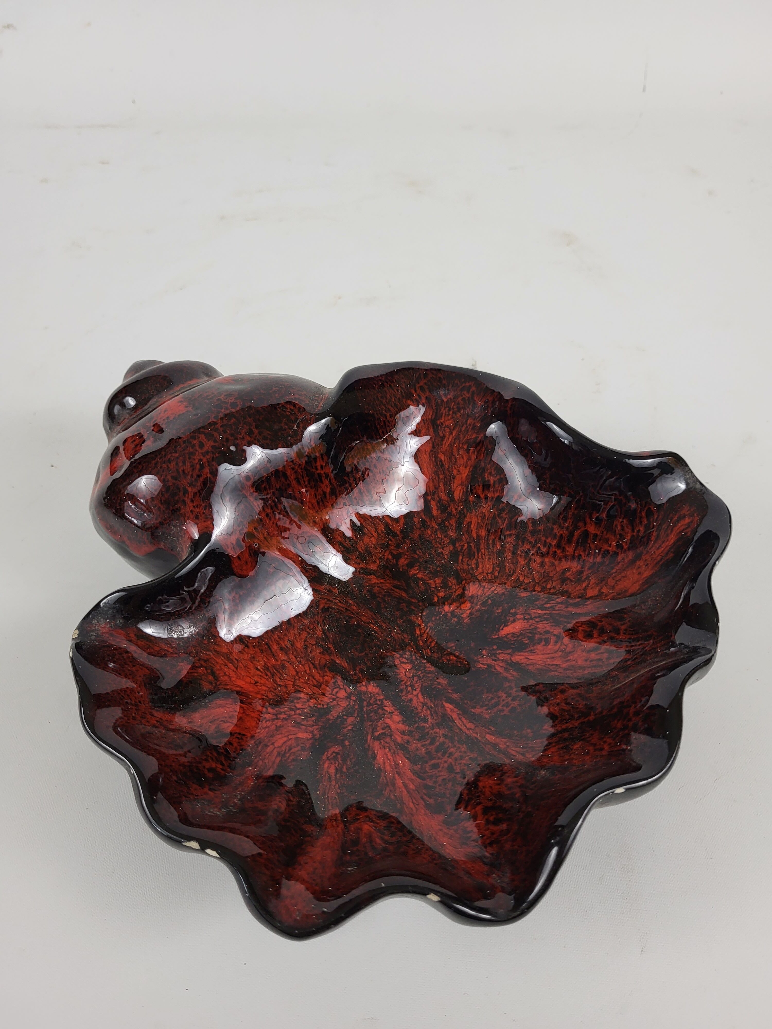 Empty ceramic pocket in the shape of a shell