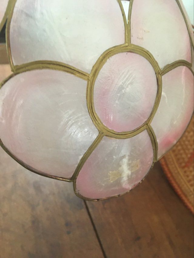 Suspension in pink mother-of-pearl and brass