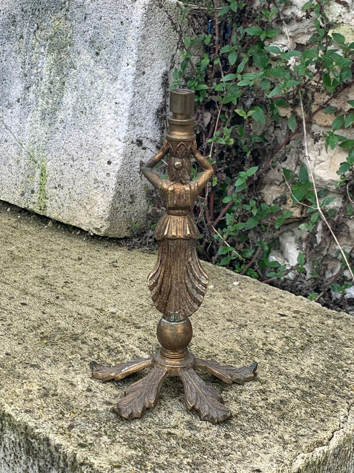 Foot of lamp statuette woman in regulates art deco