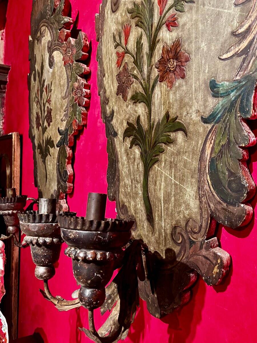 18th Century Rococo Venetian Polychrome and Mecca Lacquered Wooden Wall Sconces with Iron Arms, Set of 2