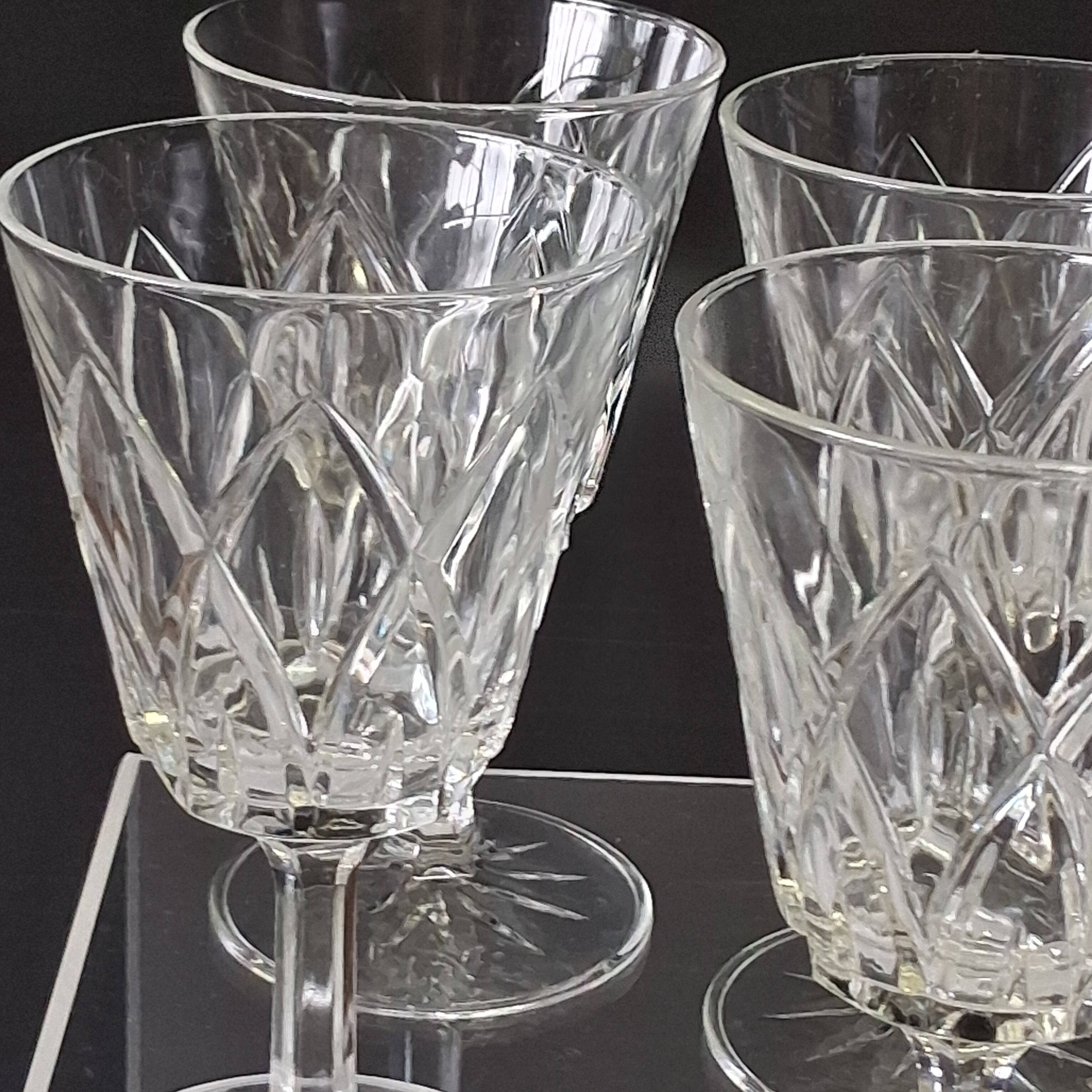6 large wine glasses in semi-crystal from VMC in good condition.