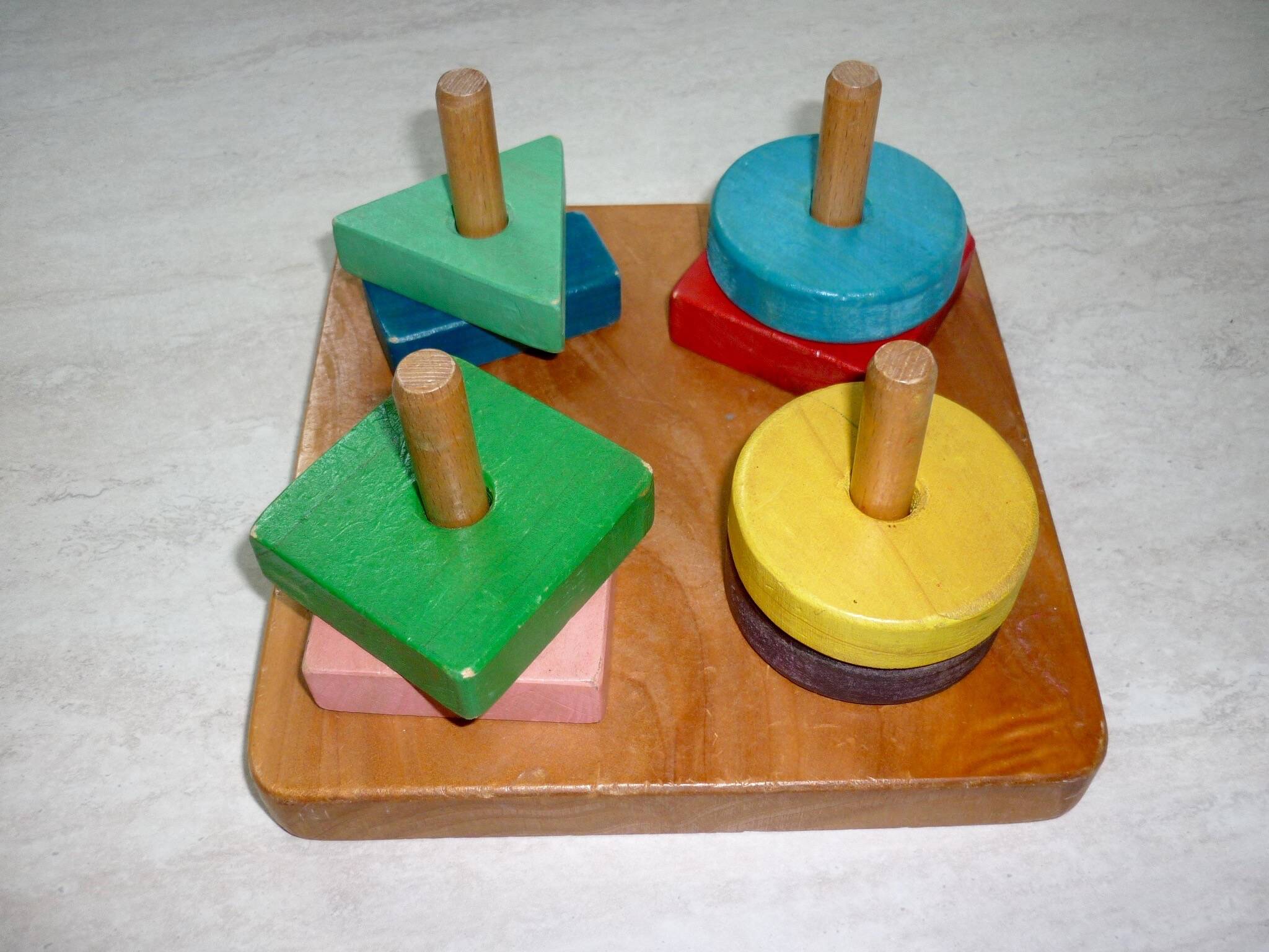 Jeu en bois empilements de formes géométriques