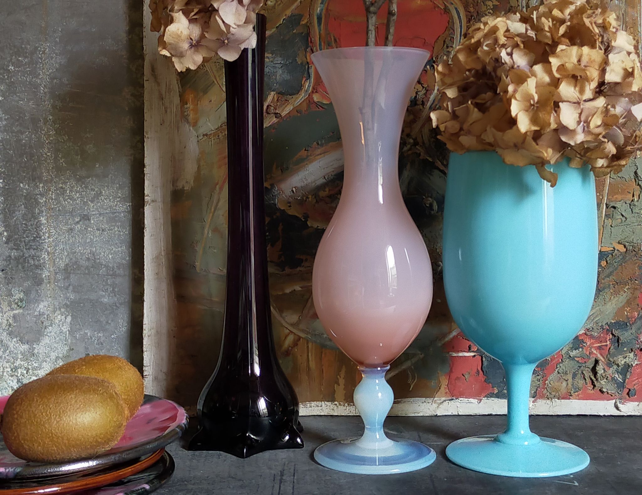 Vase à pied en opaline bleue vintage