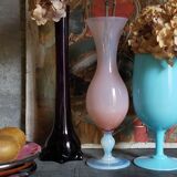 Vase à pied en opaline bleue vintage