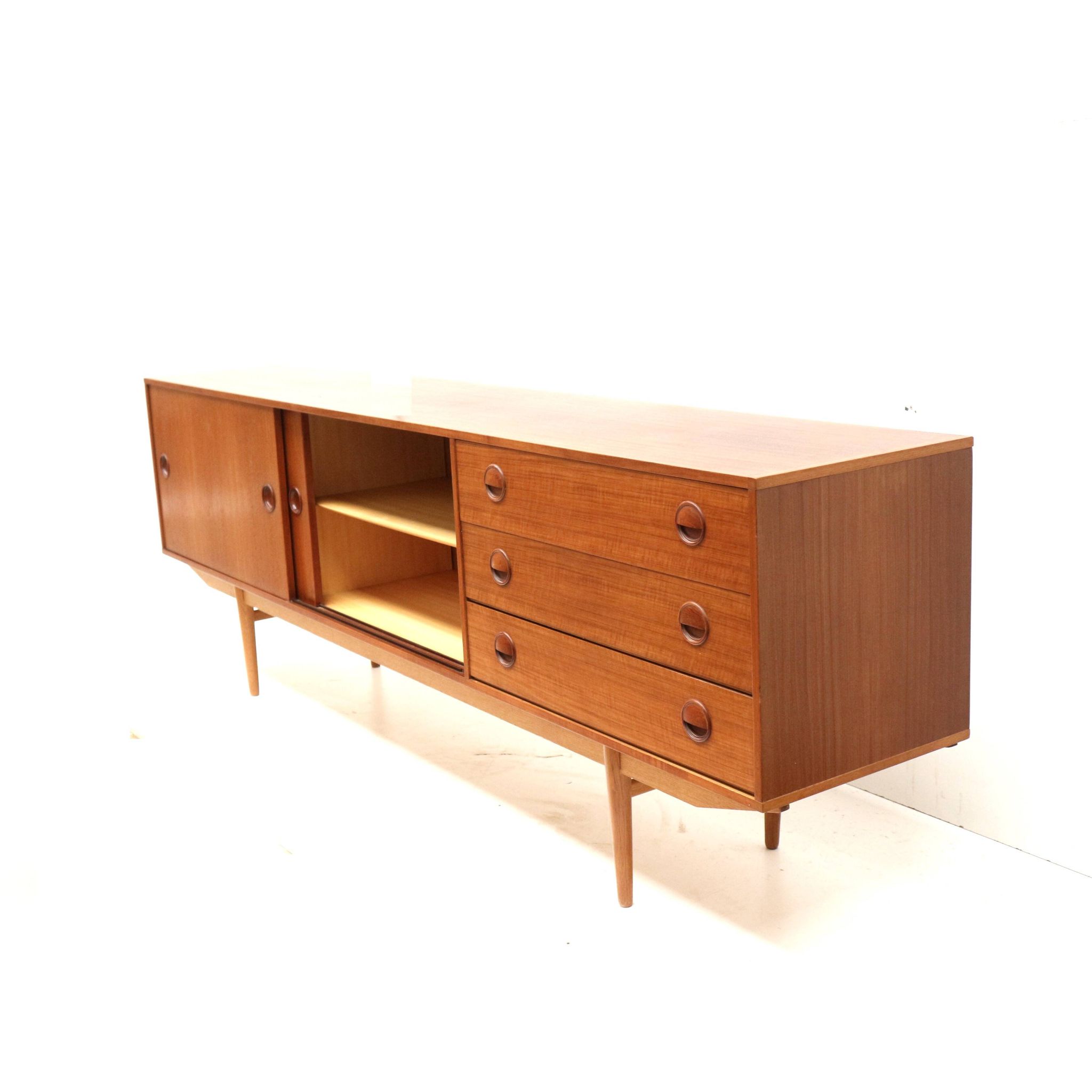 Beautiful long minimalist sideboard designed by William Watting and made by Fristho, Netherlands 195