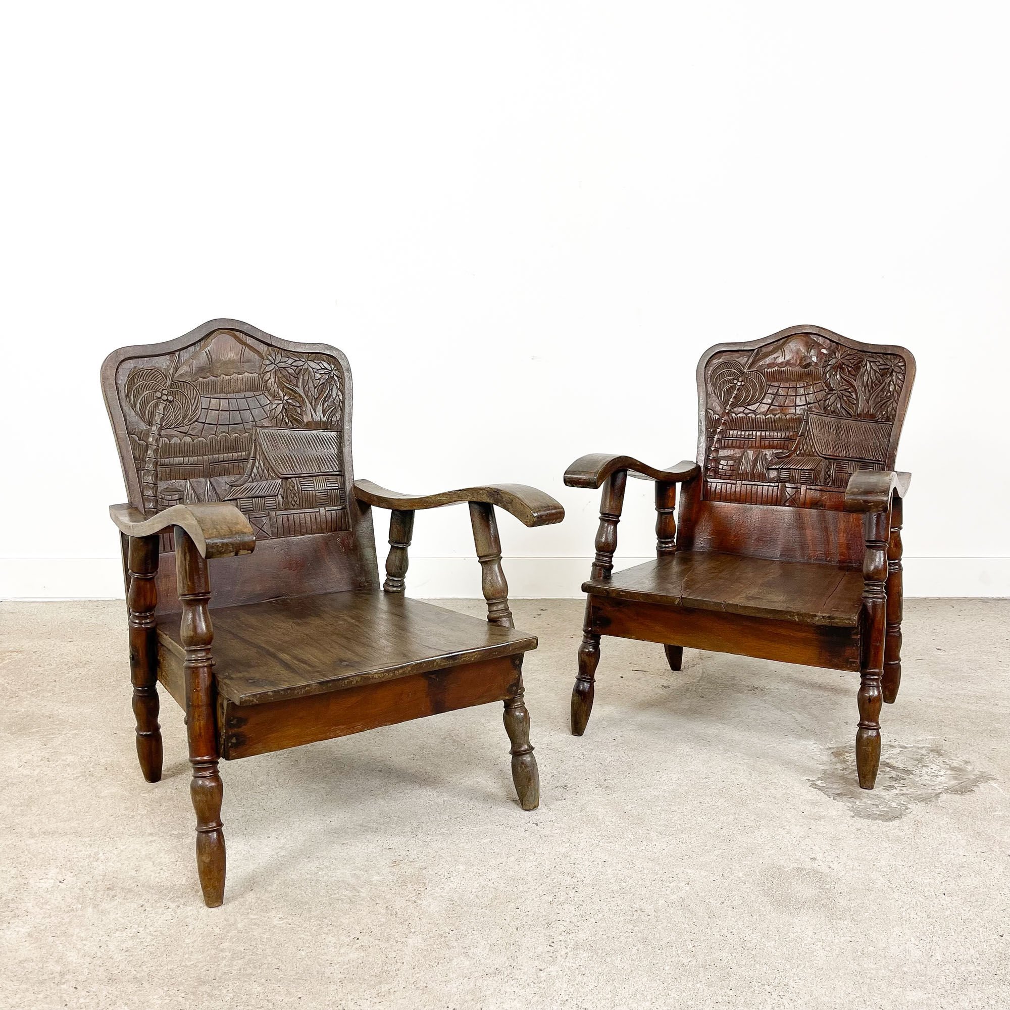 Paire de fauteuils en bois de teck sculpté Indonésie