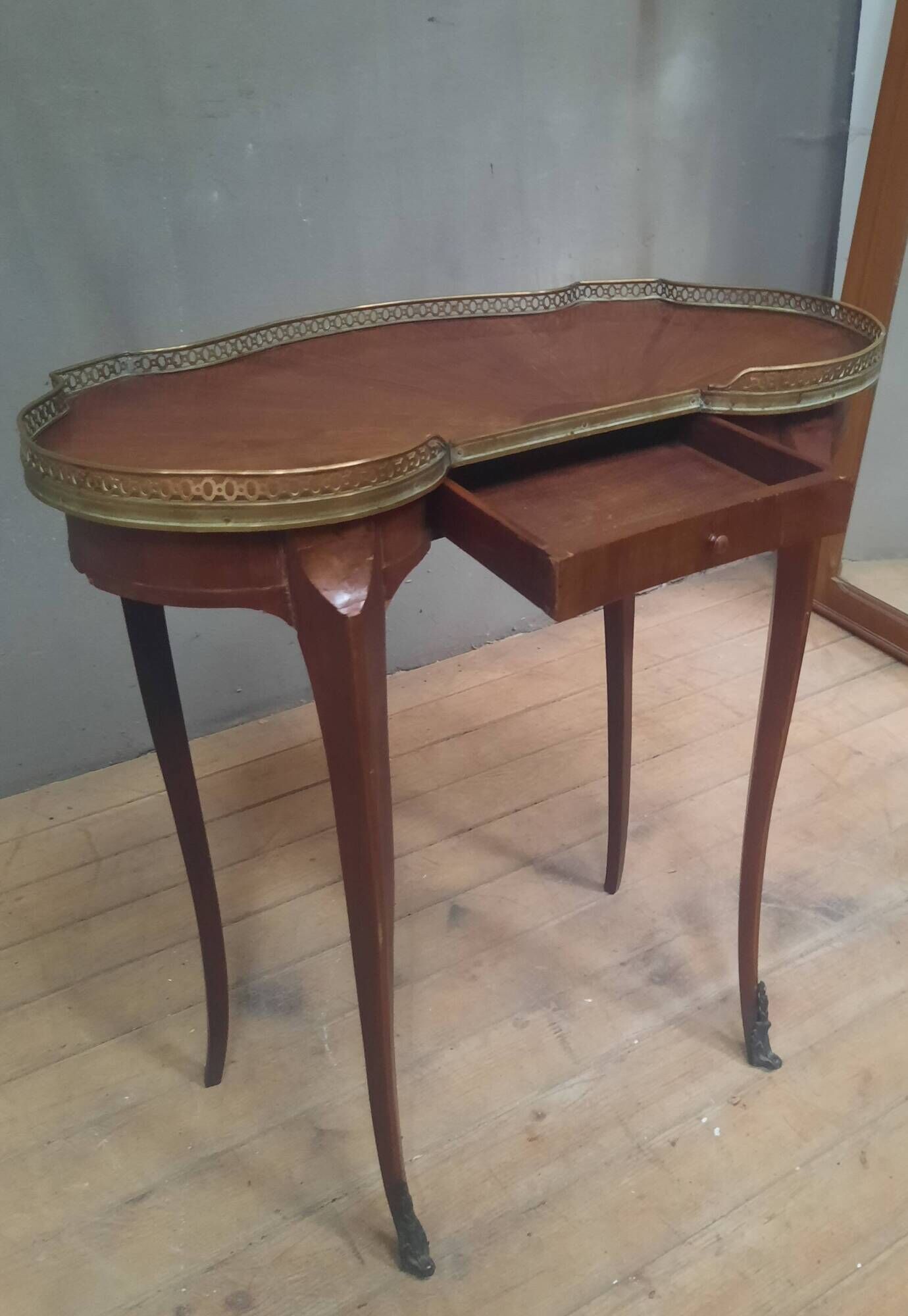 Table rognon en plaquage style Louis XV