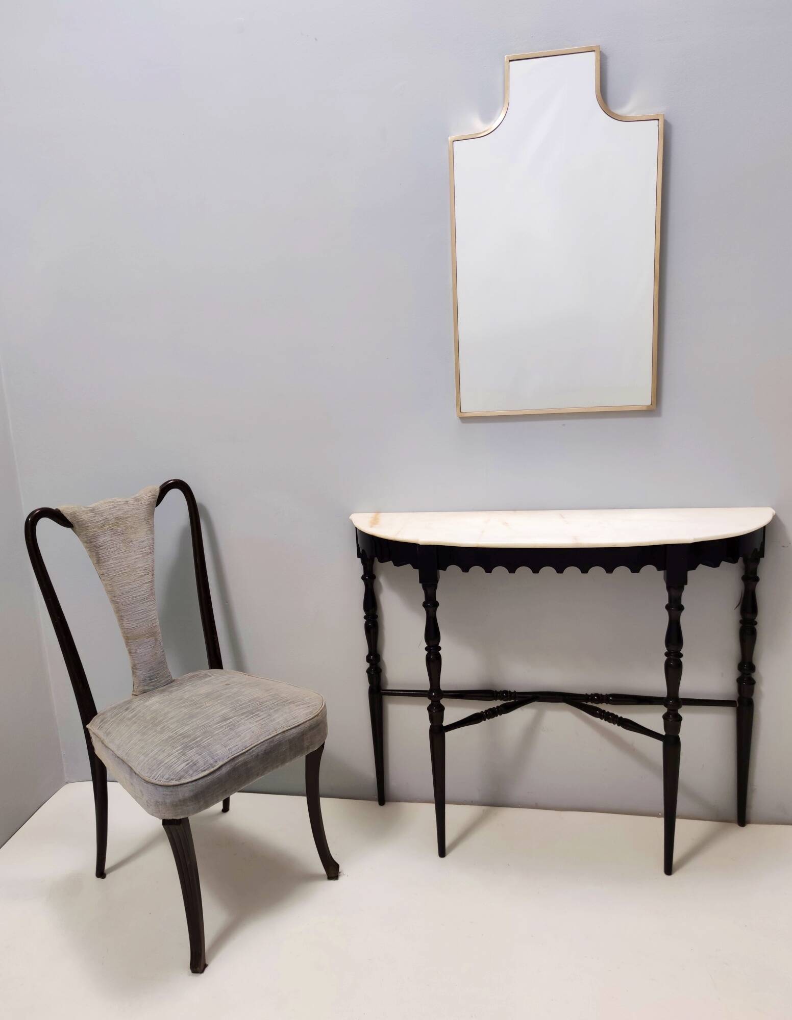 Miroir mural en forme de bouclier avec cadre en laiton, Italie