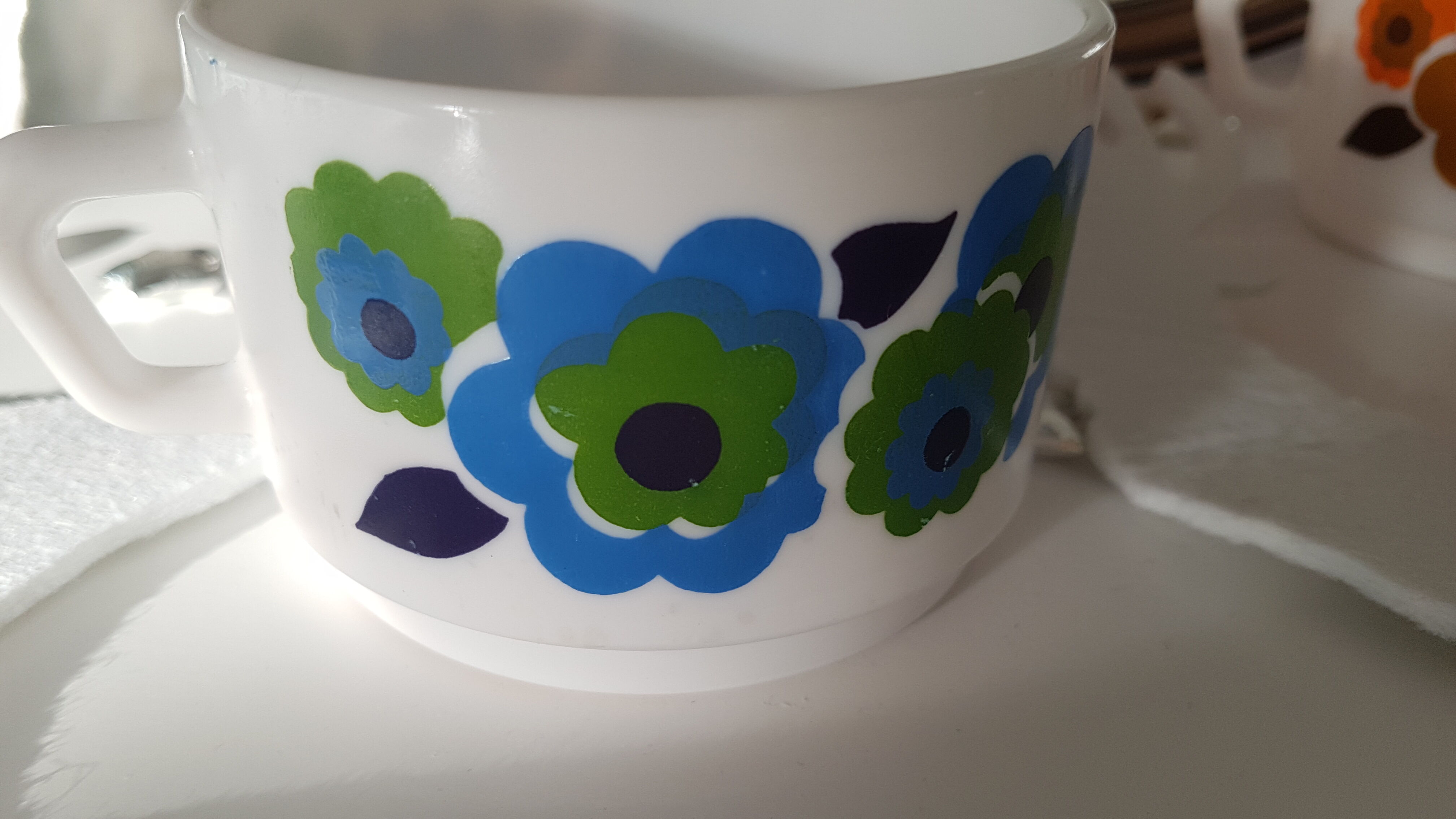 4 large Lotus Arcopal chocolate cups