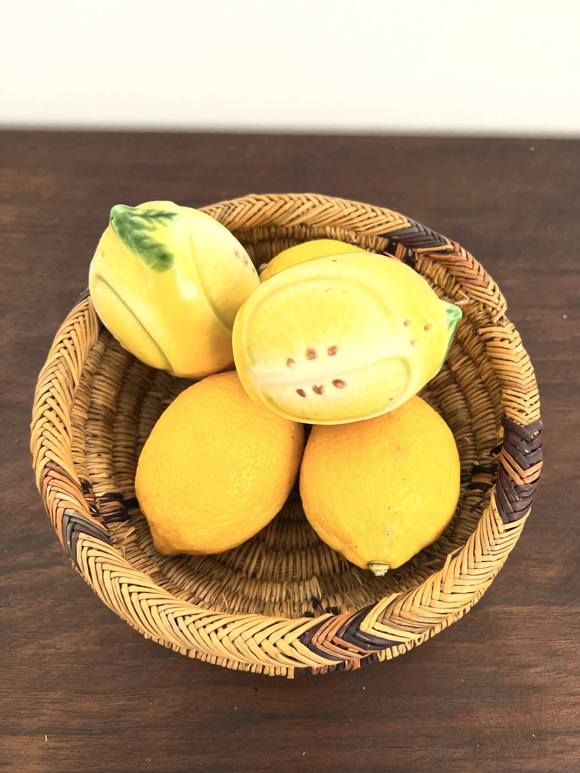 Salière et poivrier en céramique en forme de citron