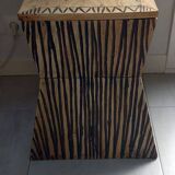 Tabouret coffre en teck naturel brun et noir.