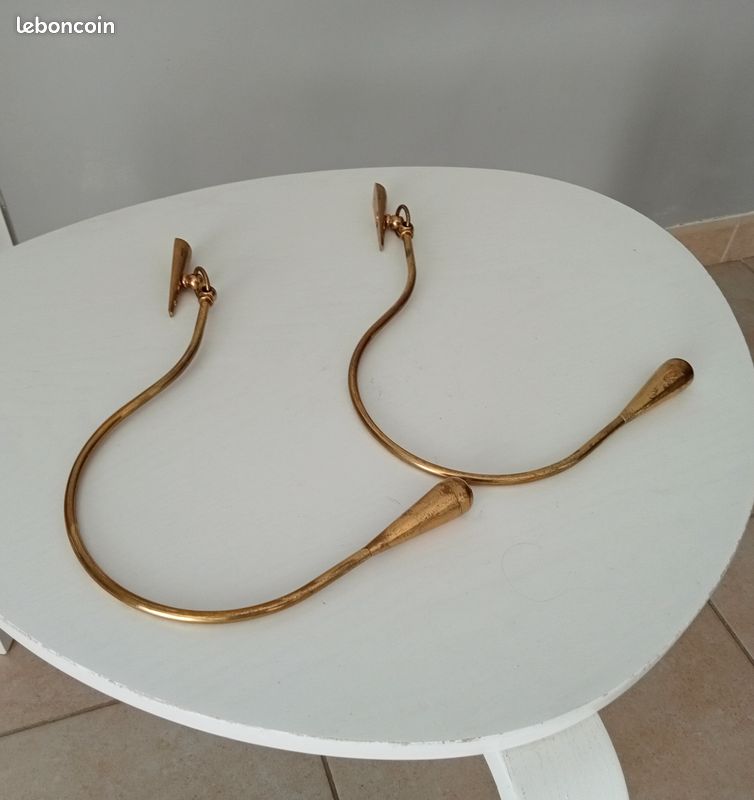 Pairs of vintage hooks in solid golden brass