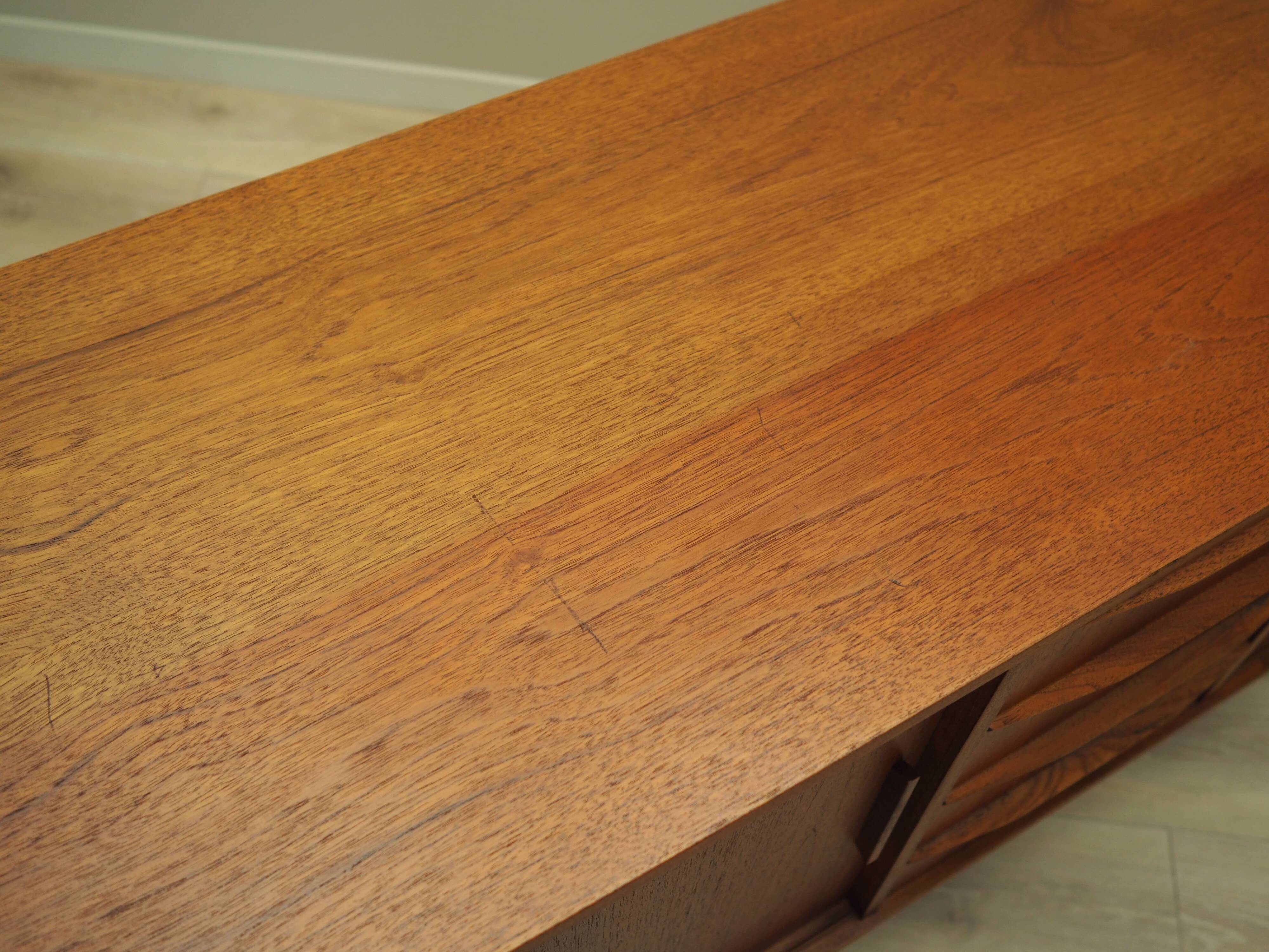 Buffet en teck, design danois, années 1970, production : Danemark