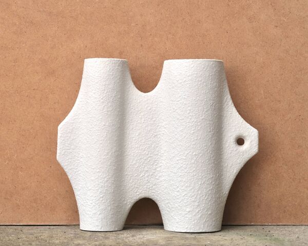 Vase blanc sculptural en porcelaine Sgrafo Modern de Peter Muller