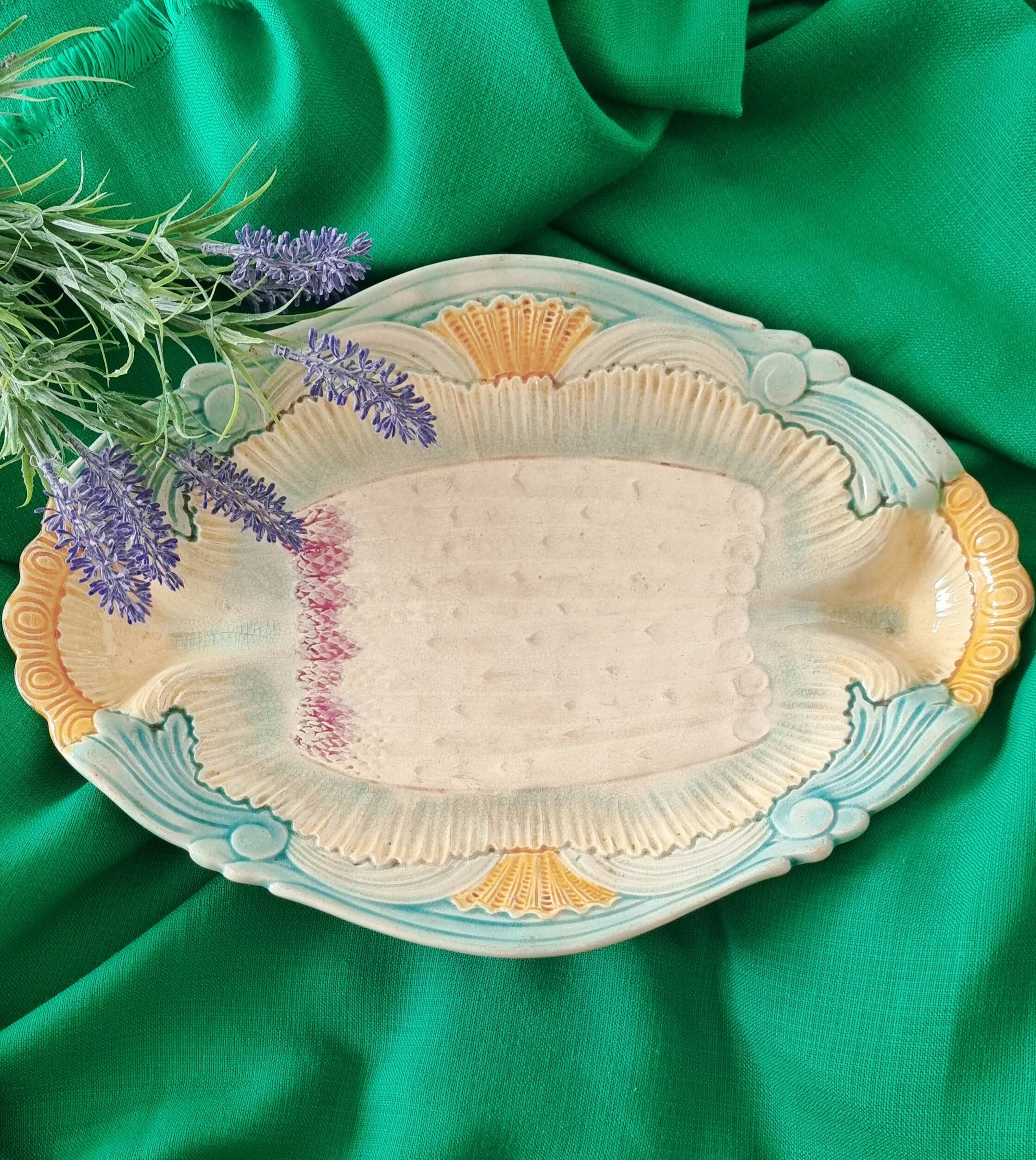 Rare and exquisite oval asparagus dish in Barbotine earthenware (majolica).