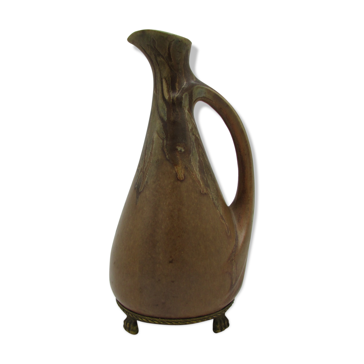 Denbac pitcher mounts lion paws