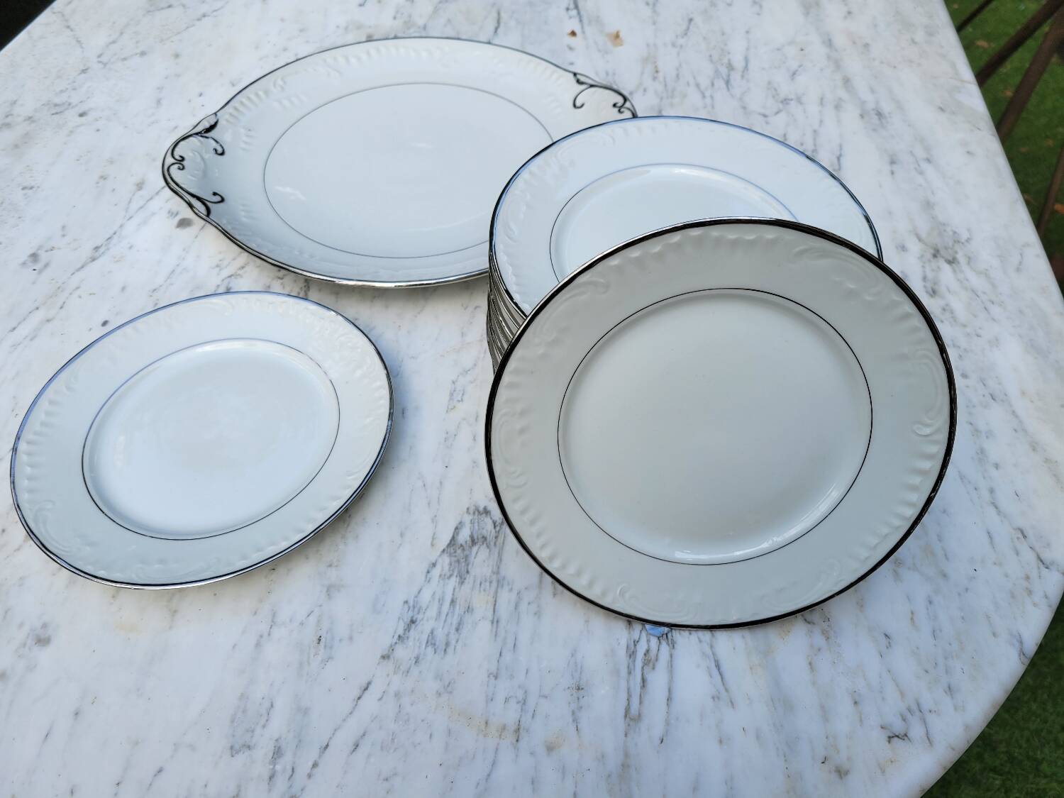 Silver-edged dessert service and its dish