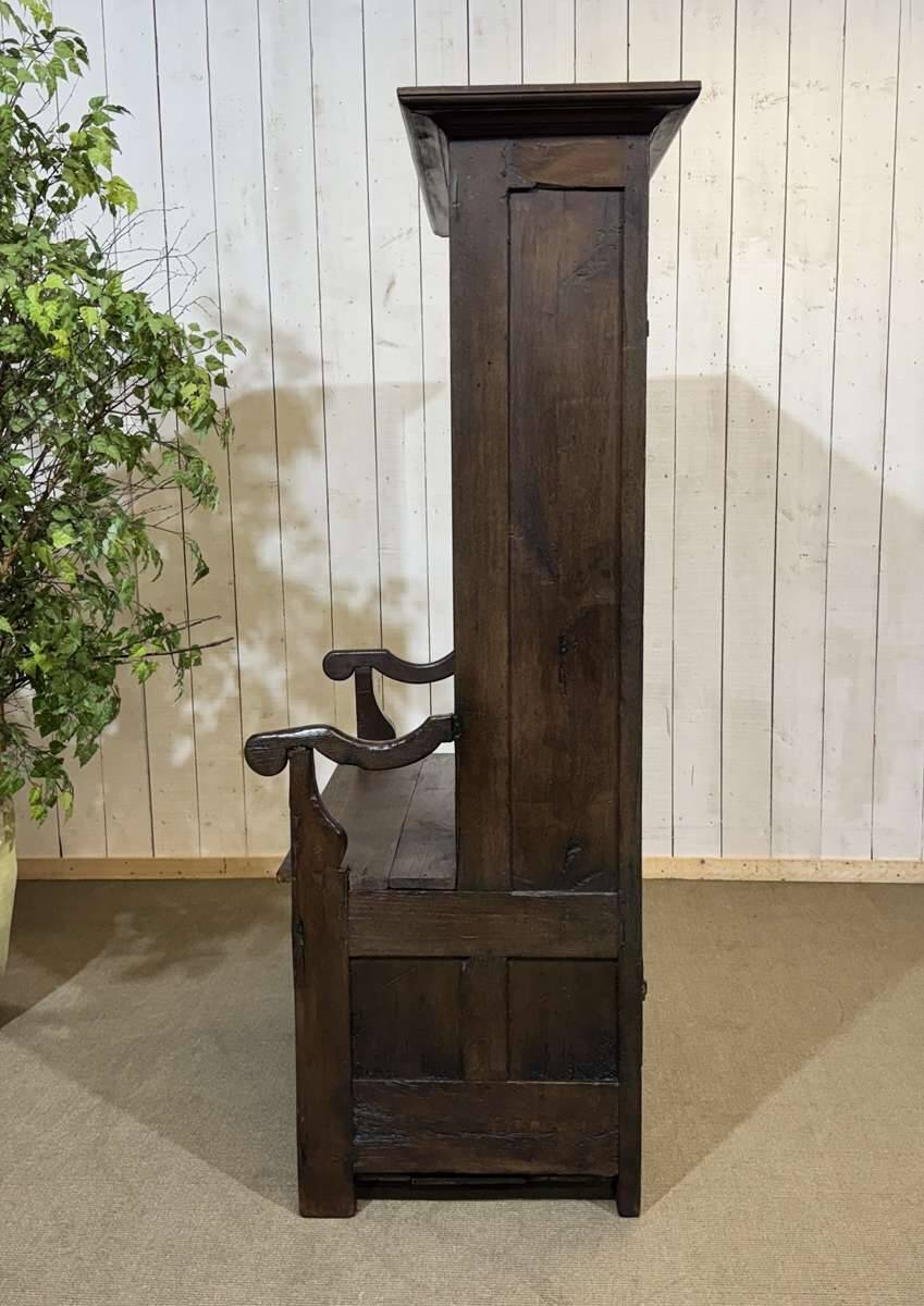 Entrance furniture, Breton wardrobe in oak and chestnut from the 19th century.