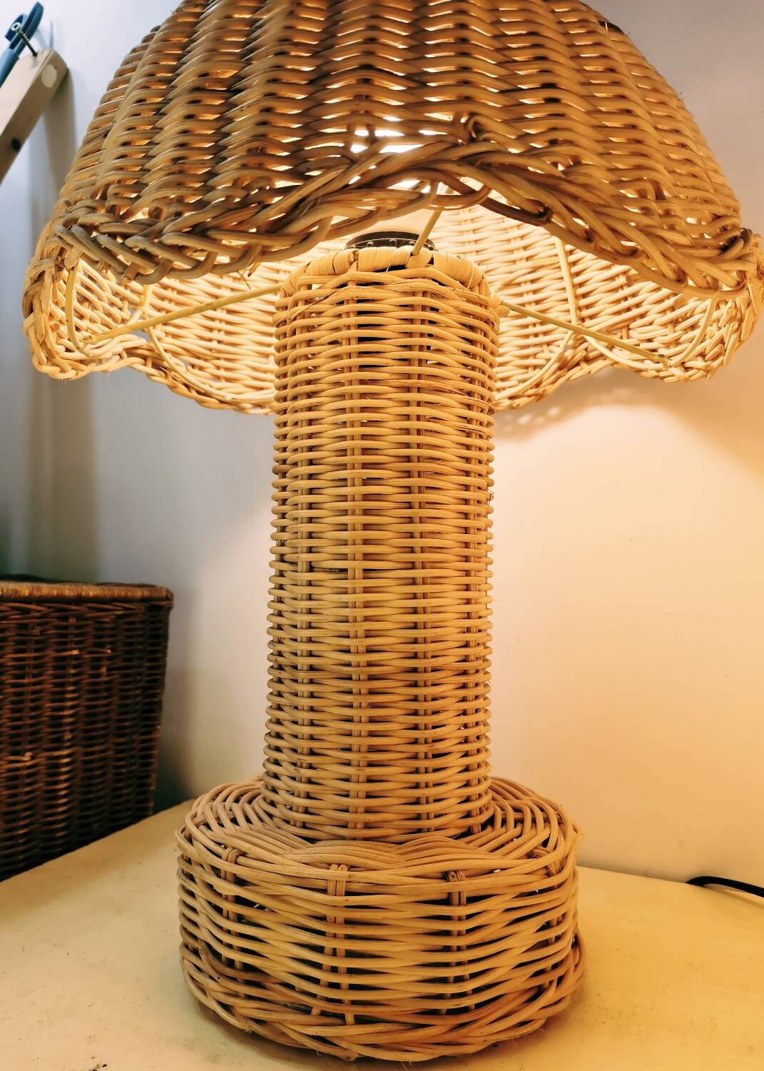 Woven rattan table lamp