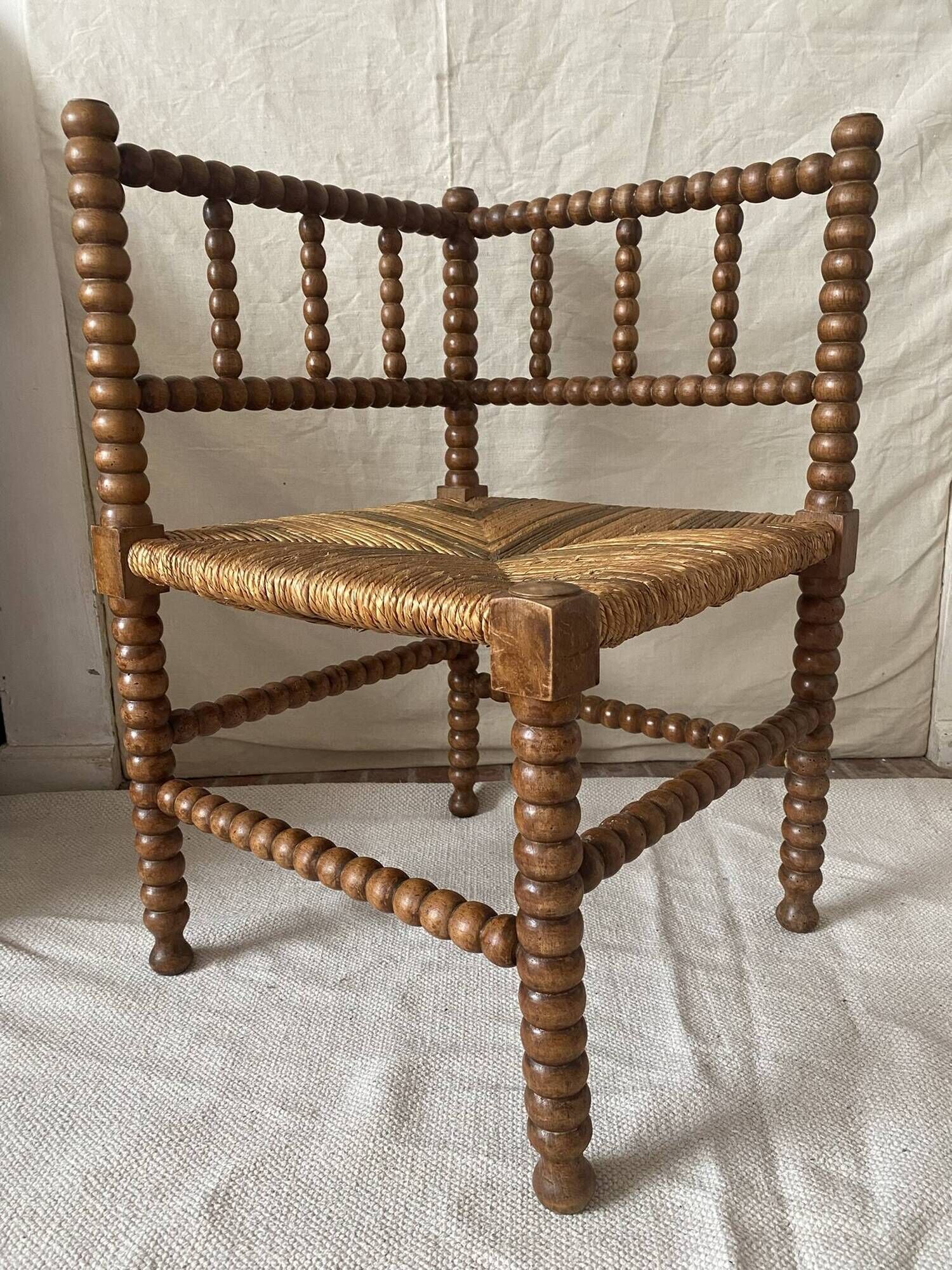 Corner chair in straw and turned wood, fireside chair.